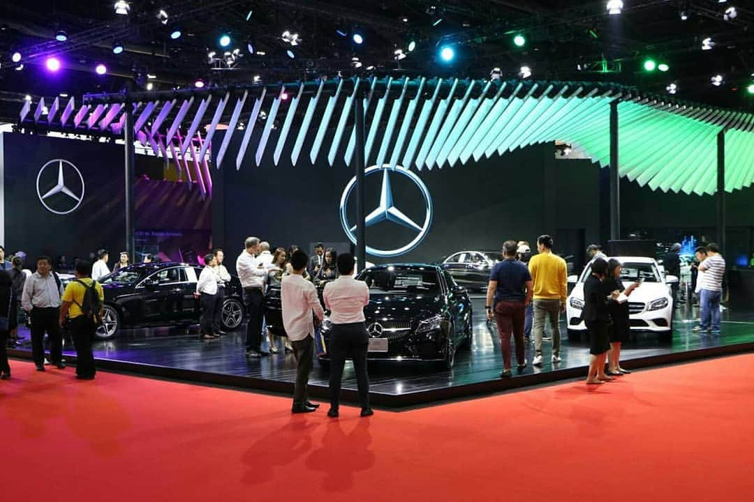 Mercedes-Benz Thailandさんのインスタグラム写真 - (Mercedes-Benz ThailandInstagram)「เหลืออีกแค่ 3 วันเท่านั้น! สำหรับงาน Bangkok International Motor Show ครั้งที่ 40 บรรยากาศงานจะดูคึกคักเป็นพิเศษ เพราะเมอร์เซเดส-เบนซ์ ได้รวบรวมสุดยอดยานยนต์ยุคใหม่เพื่อก้าวสู่อนาคตอย่าง Mercedes-Benz S 560 e ที่มาพร้อมขุมพลังอัจฉริยะ EQ Power และร่วมสัมผัสประสบการณ์สุดพิเศษกับ Mercedes me connect และรถยนต์อีกหลากหลายรุ่นจากเมอร์เซเดส-เบนซ์ ที่พร้อมให้คุณได้สัมผัสอย่างเต็มอิ่ม  ตั้งแต่วันนี้ – 7 เม.ย. 2562 อิมแพ็ค ชาเลนเจอร์ ฮอลล์ 3 เมืองทองธานี จันทร์ – ศุกร์ 12.00 - 22.00 น.  เสาร์ – อาทิตย์ และวันหยุดนักขัตฤกษ์ 11.00 - 22.00 น.  รับข้อเสนอสุดพิเศษ ได้ที่: www.mercedes-benz.co.th/promotions2019  #MotorShow2019 #40thBIMS #MercedesBenz #MercedesBenzThailand」4月5日 20時33分 - mercedesbenzthailand