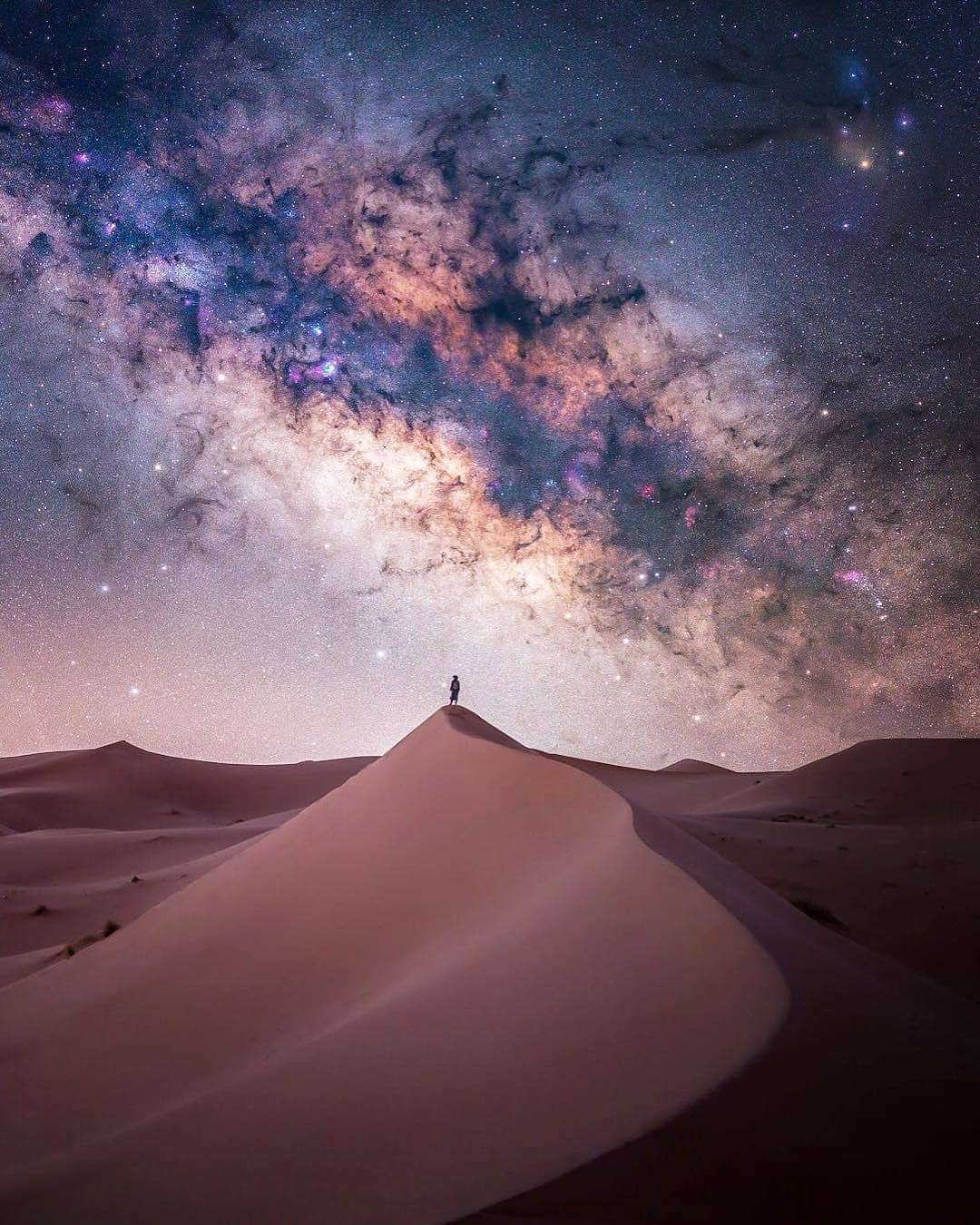 Discover Earthさんのインスタグラム写真 - (Discover EarthInstagram)「Can't get over how incredible this photo of the beautiful Milky Way from the Sahara desert in Morocco ! 🇲🇦🌌 Share this with someone who will find it amazing ! — 📍#DiscoverMorocco — 📸 Photo by @oos_photography ​」4月5日 20時33分 - discoverearth