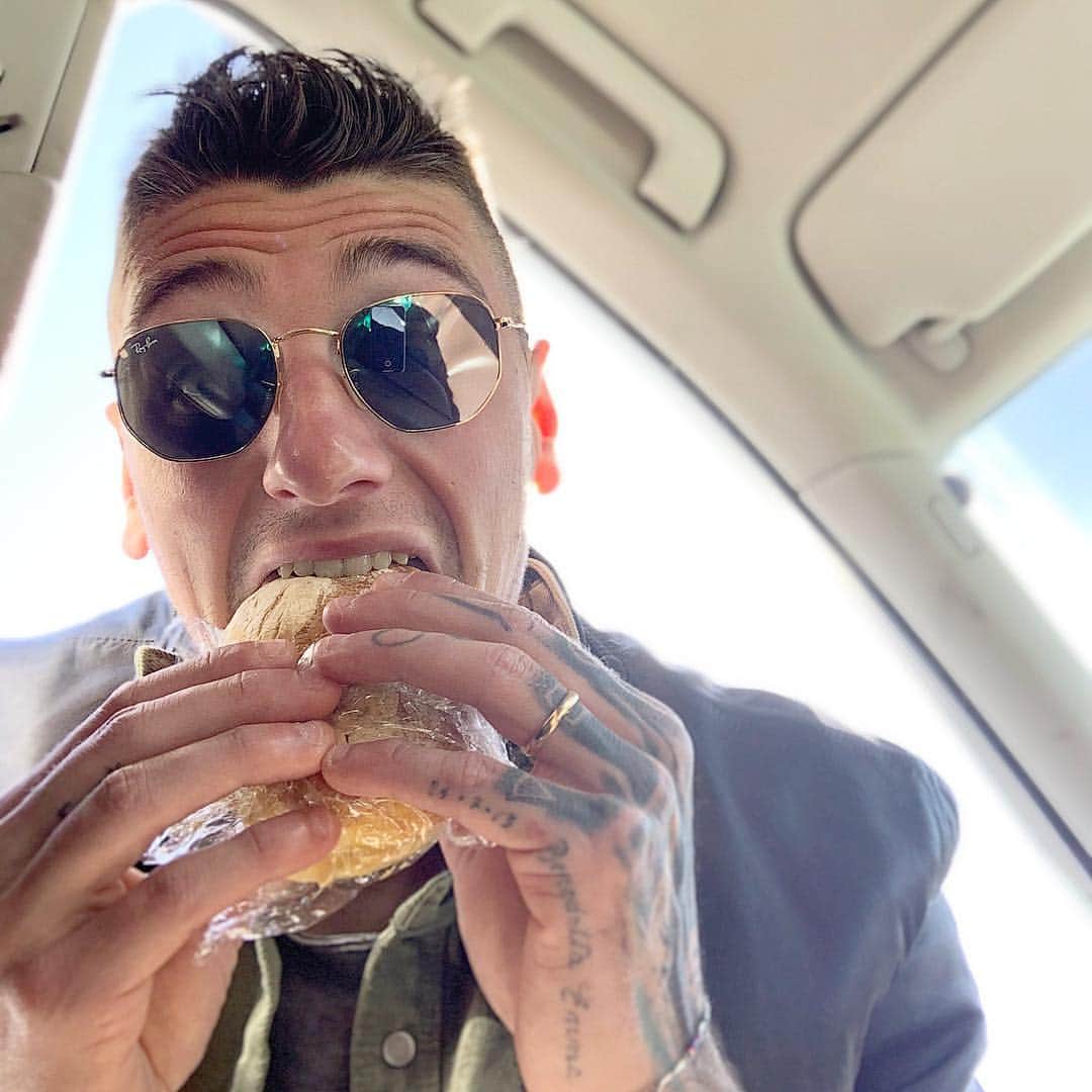ミケーレ・カンポレーゼのインスタグラム：「🥪 Enjoy your meal 🥪 ☀️ #buonappetito#enjoyyourmeal#sole#bellegiornate#famevera#tattoo#instagood#picoftheday#Aprile#Foggia#Io#Mikecampo31」