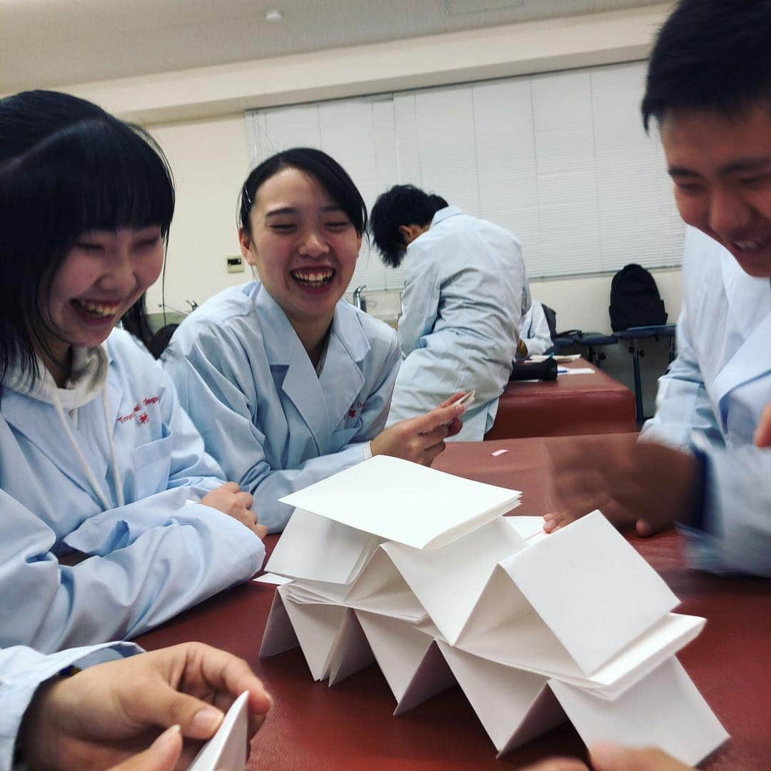 東洋医療専門学校さんのインスタグラム写真 - (東洋医療専門学校Instagram)「☺︎☺︎☺︎ . ＼🌷学内オリエンテーション🌱／ . 柔道整復師学科の新1年生😊✨ 決まった枚数の紙を使ってタワーを作成🗼 チーム対抗で高さを競いました💪 . 170cmを超えるチームも😳！ すでにみんな仲良しです👏 . 明日はいよいよ入学式☺️✨ 楽しみですね🌸 . #東洋医療専門学校  #東洋のぞき見 #柔道整復師学科 #新1年生 #昼間部 #夜間部 #学内 #オリエンテーション #入学前 #登校日 #紙 #タワー #チーム対抗戦  #入学式 #前 #すでに #仲よすぎ . #東洋 #医療 #専門学校 #新大阪 #歯科技工士 #救急救命士 #鍼灸師 #柔道整復師 #楽しい学校生活」4月5日 20時34分 - toyo_medical_college