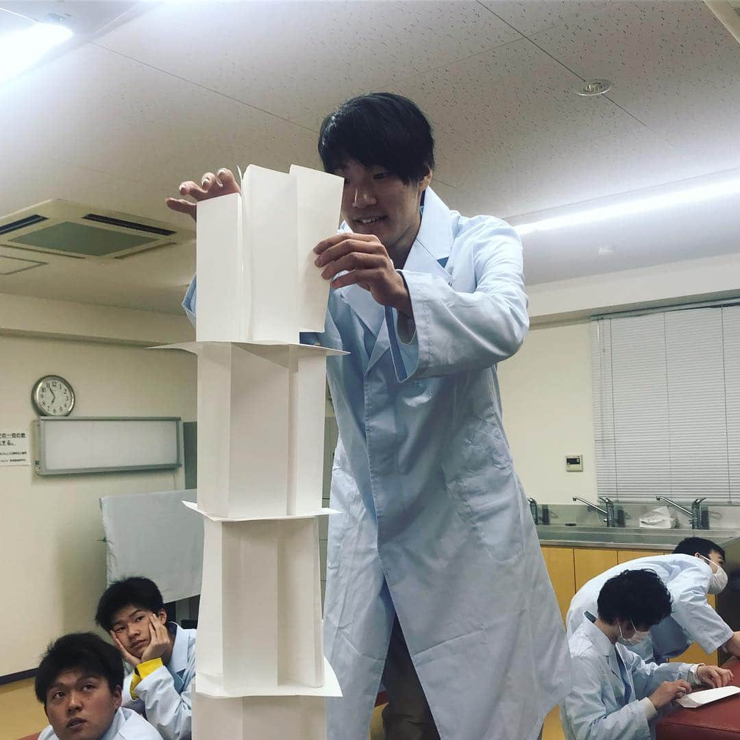 東洋医療専門学校さんのインスタグラム写真 - (東洋医療専門学校Instagram)「☺︎☺︎☺︎ . ＼🌷学内オリエンテーション🌱／ . 柔道整復師学科の新1年生😊✨ 決まった枚数の紙を使ってタワーを作成🗼 チーム対抗で高さを競いました💪 . 170cmを超えるチームも😳！ すでにみんな仲良しです👏 . 明日はいよいよ入学式☺️✨ 楽しみですね🌸 . #東洋医療専門学校  #東洋のぞき見 #柔道整復師学科 #新1年生 #昼間部 #夜間部 #学内 #オリエンテーション #入学前 #登校日 #紙 #タワー #チーム対抗戦  #入学式 #前 #すでに #仲よすぎ . #東洋 #医療 #専門学校 #新大阪 #歯科技工士 #救急救命士 #鍼灸師 #柔道整復師 #楽しい学校生活」4月5日 20時34分 - toyo_medical_college