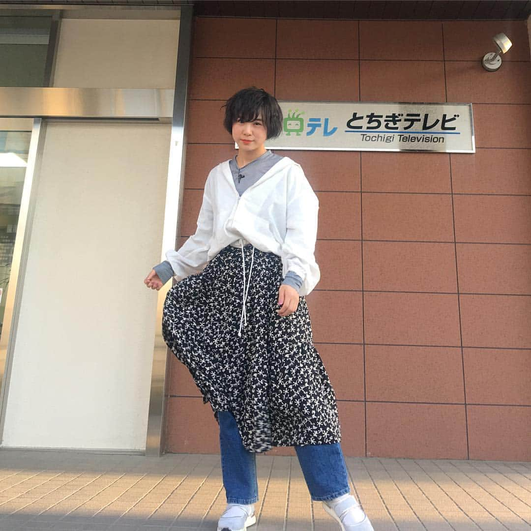 光永さんのインスタグラム写真 - (光永Instagram)「「イブ6プラス」の衣装でもあり私服💁🏻‍♀️🌸 楽しかった〜〜！！ 今月だけ変則的で、次回は4/26にお邪魔しますー☺️ 帰りに宇都宮餃子🥟食べ比べもして大満足で帰ってるところ。 ※ちょっと食べ過ぎてるよね？こわいね？ . シャツ：#cherietokyo キャミワンピ：#pinkswan デニム：#sonyunara パーカー：#古着 スニーカー：#cavacava . 普段しないレイヤードコーデ！パーカーを下絞って抜け襟にしてショート丈に！  @cherietokyo のシャツがほんと可愛くて、オシャレ度増す😭💖💖💖 . . #coordinate #outfit #レイヤードコーデ #黒髪ショート #ショートカット #重ね着 #パーカーコーデ #とちぎテレビ #宇都宮餃子 #イブ6プラス」4月5日 20時36分 - hinata_official__