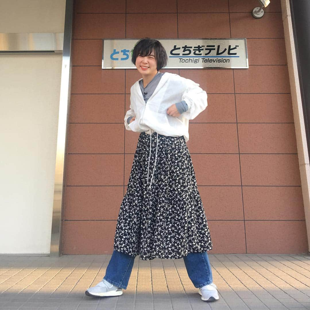 光永さんのインスタグラム写真 - (光永Instagram)「「イブ6プラス」の衣装でもあり私服💁🏻‍♀️🌸 楽しかった〜〜！！ 今月だけ変則的で、次回は4/26にお邪魔しますー☺️ 帰りに宇都宮餃子🥟食べ比べもして大満足で帰ってるところ。 ※ちょっと食べ過ぎてるよね？こわいね？ . シャツ：#cherietokyo キャミワンピ：#pinkswan デニム：#sonyunara パーカー：#古着 スニーカー：#cavacava . 普段しないレイヤードコーデ！パーカーを下絞って抜け襟にしてショート丈に！  @cherietokyo のシャツがほんと可愛くて、オシャレ度増す😭💖💖💖 . . #coordinate #outfit #レイヤードコーデ #黒髪ショート #ショートカット #重ね着 #パーカーコーデ #とちぎテレビ #宇都宮餃子 #イブ6プラス」4月5日 20時36分 - hinata_official__