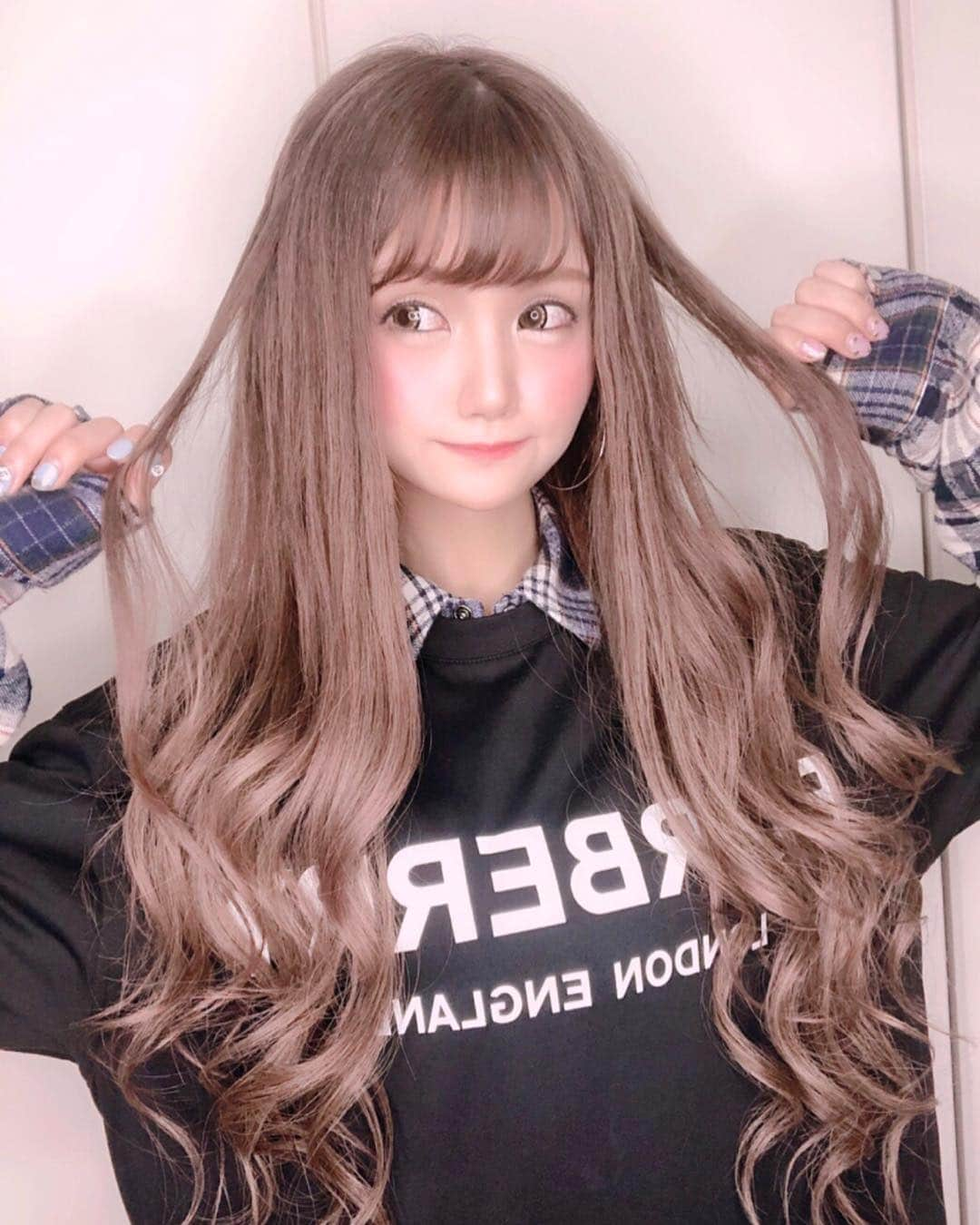 みもれもんさんのインスタグラム写真 - (みもれもんInstagram)「暗くしてスーパーロングのエクステ付けました✂️ シールエクステ６５〜７０本付いてるよぅ。 ・ ・ #lapis渋谷 #イメチェン #ロングヘアー #エクステ #インスタグラビア #ootd #fashion #make #burberry  #オシャレグラビア  #ファインダー越しの私の世界  #タレント #モデル  #みもれ」4月5日 20時49分 - mimore_mon0929