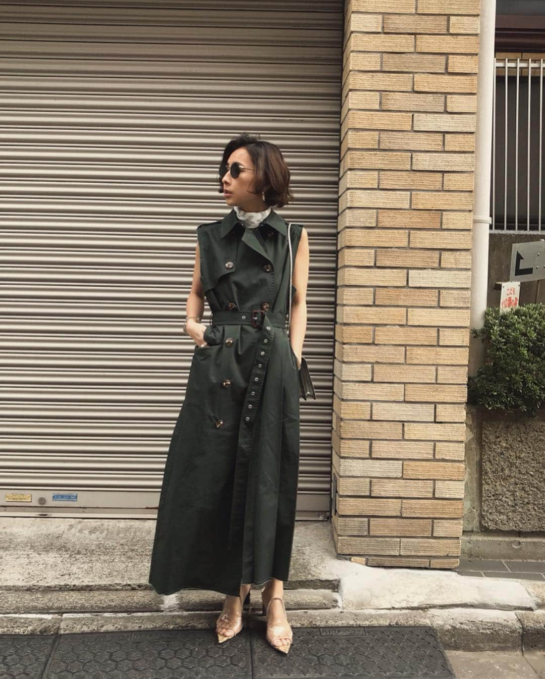 黒石奈央子さんのインスタグラム写真 - (黒石奈央子Instagram)「あめりふく。 . CUT OFF TRENCH VEST ¥20300+tax 4/9 WINDOW CLEAR SANDAL 夏アイテム .  ロスで着てとっても問い合わせ頂いたとランチドレスがやっと入荷するよ！今年はサイドプリーツで、しかもカットオフにしてvintage likeにしました♫ .  @ameri_shinjuku @amerivintage @ameri_daikanyama #ameri#amerivintage #fashion #coordinate#ootd#outfit#osanposnap #705_outfit #大人ファッション #大人コーディネート #大人スタイル #modestyle #modefashion#modecasual」4月5日 20時41分 - blackstone705