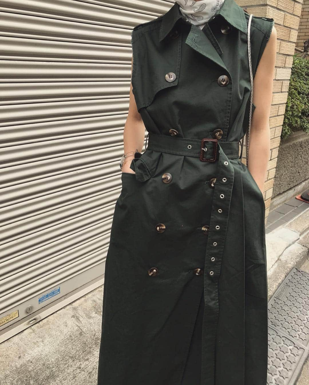 黒石奈央子さんのインスタグラム写真 - (黒石奈央子Instagram)「あめりふく。 . CUT OFF TRENCH VEST ¥20300+tax 4/9 WINDOW CLEAR SANDAL 夏アイテム .  ロスで着てとっても問い合わせ頂いたとランチドレスがやっと入荷するよ！今年はサイドプリーツで、しかもカットオフにしてvintage likeにしました♫ .  @ameri_shinjuku @amerivintage @ameri_daikanyama #ameri#amerivintage #fashion #coordinate#ootd#outfit#osanposnap #705_outfit #大人ファッション #大人コーディネート #大人スタイル #modestyle #modefashion#modecasual」4月5日 20時41分 - blackstone705