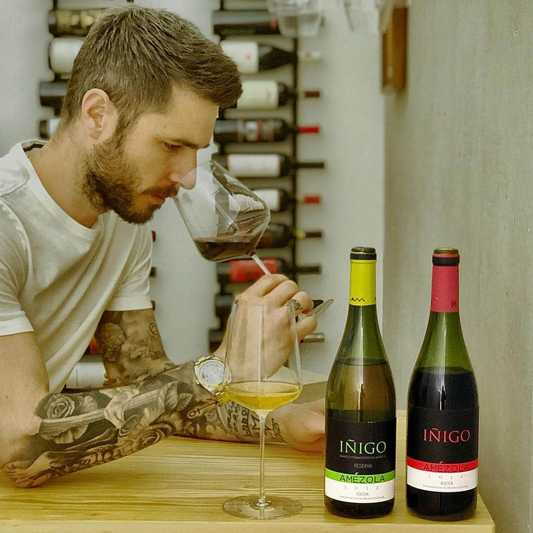 エンリケ・ソラ・クレメンテさんのインスタグラム写真 - (エンリケ・ソラ・クレメンテInstagram)「Hoy he probado los vinos más personales de Bodegas Amézola de la Mora, IÑIGO Tinto 2014 e IÑIGO Blanco Reserva 2012 fermentado en barrica, creados para homenajear al padre de las dueñas de la bodega. Os traigo un 15% de descuento para todo el mes de Abril, kikesola15, para que podáis disfrutar de sus vinos. A mi me han encantado. www.bodegasamezola.com . Espero que me contéis que os han parecido! @bodegas.amezola . • • • • • #vino #vin #vinho #вино #ワイン #紅酒 #wein #champagne #winelover #wineinfluencer #winetime #foodporn #food #zalto #winecellar #wineporn #instawine #winetasting #sommelier #foodandwine #amezoladelamora #iñigo #bodegasamezola #bodegasamezoladelamora」4月5日 20時43分 - kike_sola