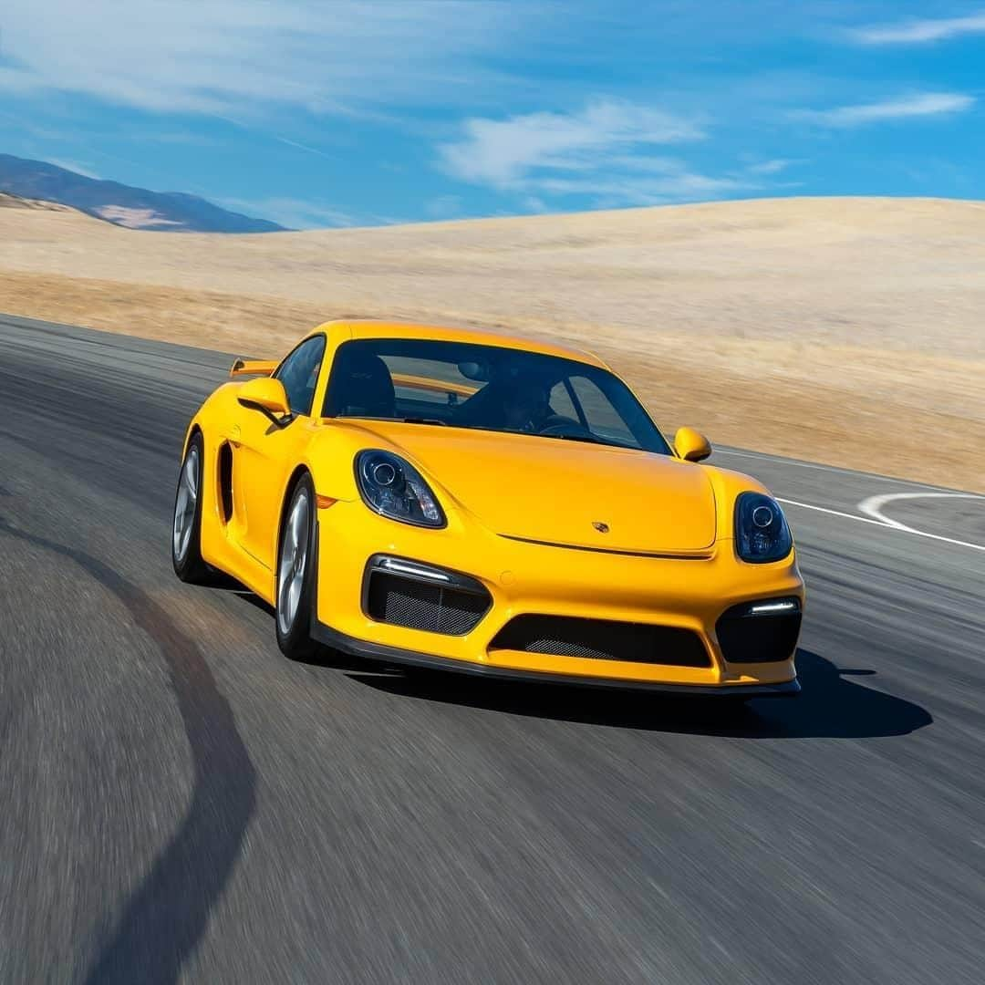 Porscheさんのインスタグラム写真 - (PorscheInstagram)「Racing the sun in Racing Yellow. #PorscheMoment #Porsche #CaymanGT4 (📷: @mikemaez)」4月5日 20時44分 - porsche