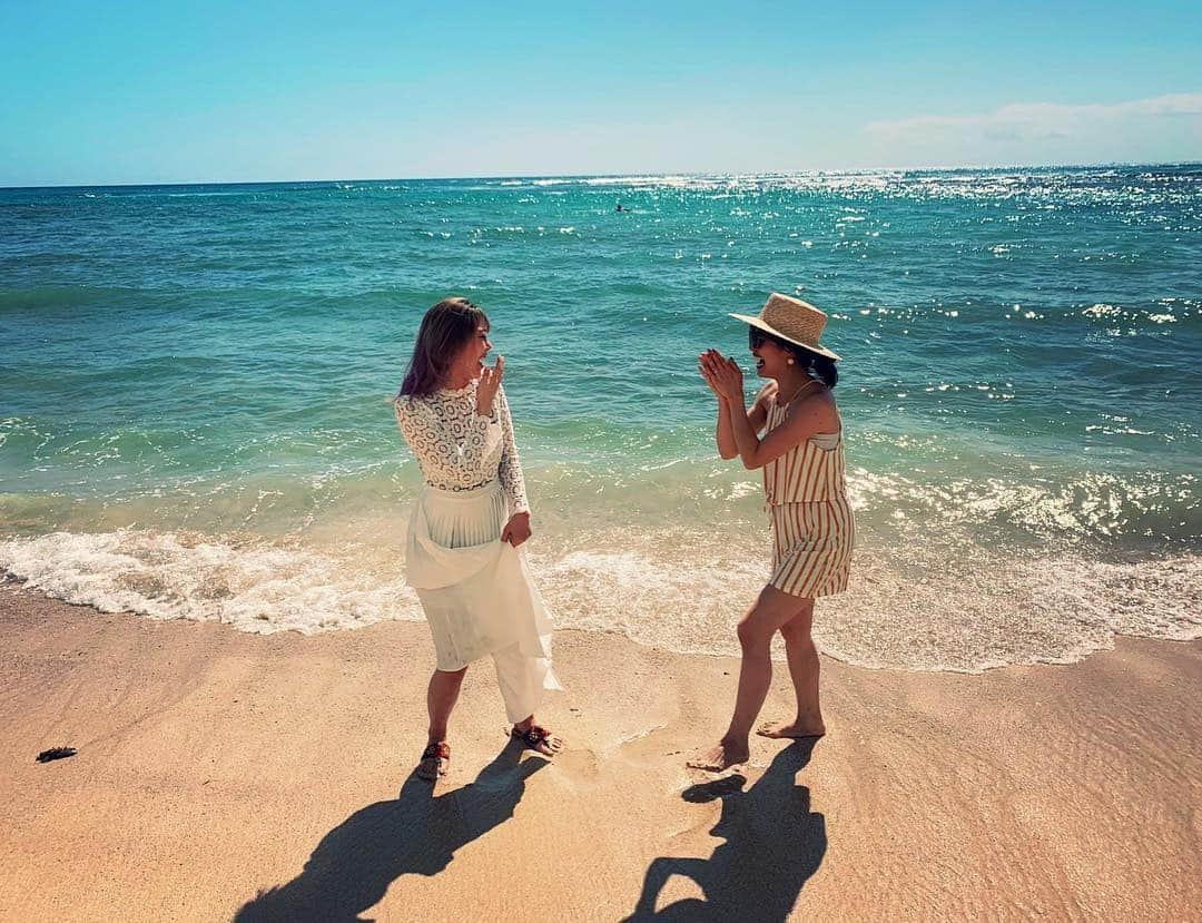 住谷杏奈さんのインスタグラム写真 - (住谷杏奈Instagram)「❤🌊👭🌊❤ ･ ･ ･ ･ ･ #Hawaii#hawaiistagram#friend#familytrip  #beach#beautifulsea#beautifulsky#trip#travel #hawaiiphotographer#privatebeach#Hawaiifashion」4月5日 20時46分 - annasumitani