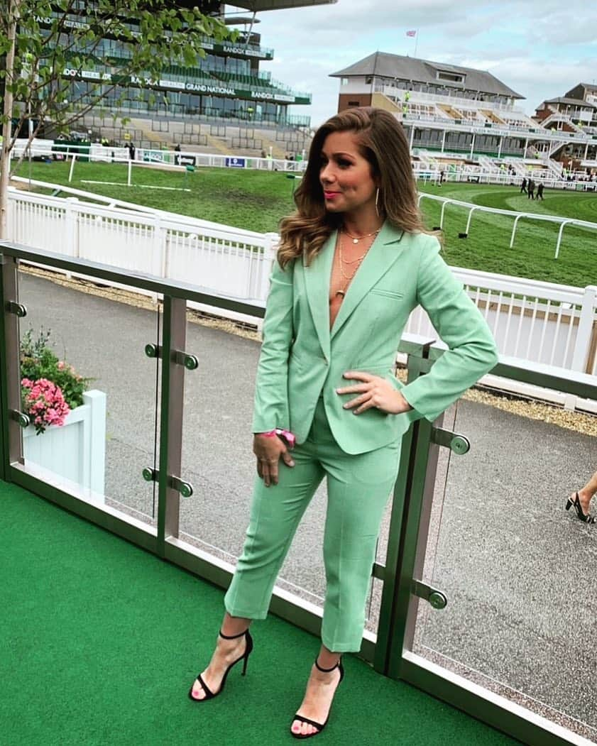 ニッキー・サンダーソンさんのインスタグラム写真 - (ニッキー・サンダーソンInstagram)「It is all just beginning at Aintree Ladies Day!! Loving my @missselfridge two piece from @outfitfashionuk 💚 #aintree #aintreeraces #fashion #blazer #trousers #outfit #fun #friends #inmyoutfit #ad #missselfridge #dayout」4月5日 20時48分 - niknaksanderson