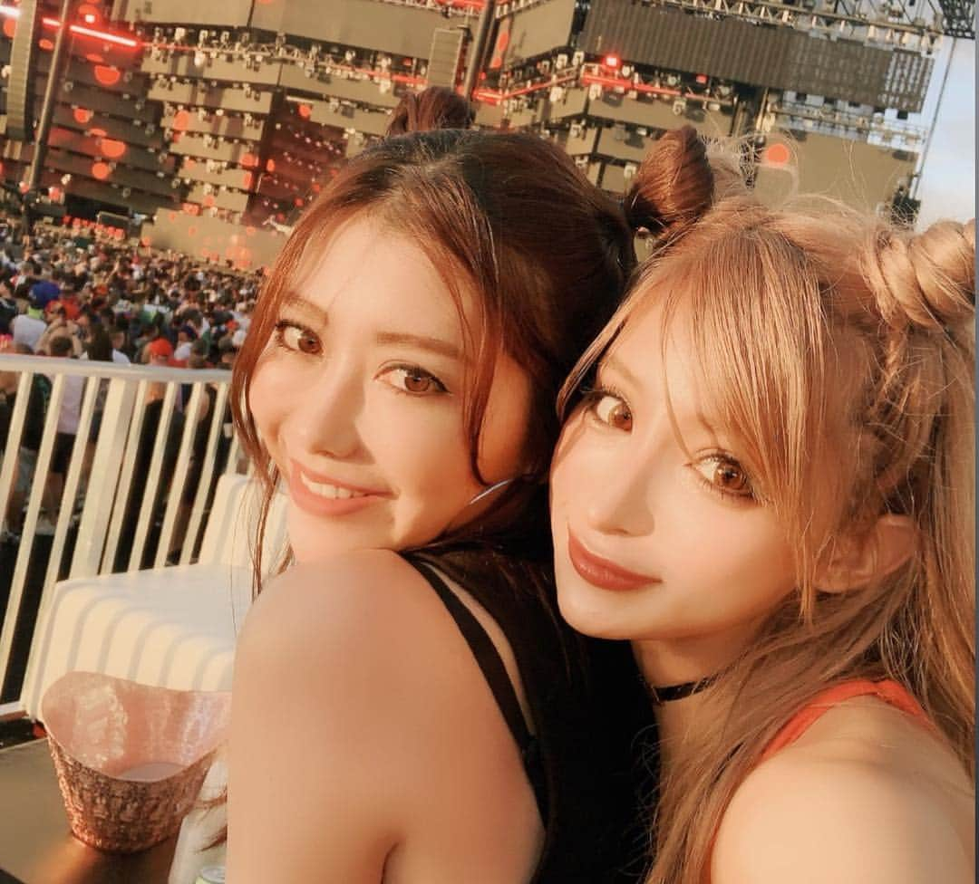 小原優花さんのインスタグラム写真 - (小原優花Instagram)「💜ULTRA MIAMI💜 1st day VVIP😈🔥 ・ ・ ずっとずっとずーっと行きたかった本場ULTRAマイアミ！❤️❤️ ULTRA誕生21年目となる日に最高のメンバーと参戦でした‼️🥺💕💕 ・ なんと今年から会場が離島になり、みんな船や長い橋を渡って来ていてケタ違いの規模感。。🎆 ・ ・ VVIPにはスターや世界のセレブが集まり、皆んながULTRAに大熱狂していました‼️‼️🙌🏼🌈✨✨✨ ・ なによりもミュージックウィークに盛り上がるマイアミがすごく楽しかったし、TOPクラスのDJが毎日どこかしらのクラブにいて夢のようだった😭‼️✨ ・ 日本→韓国→マイアミと皆んなで回っていて、こんな体験をさせてくれた友達に心から感謝です🙏🏻❤️❤️ ・ ・ 海外にたくさん友達も増えたよー💓☺️💓 ・ #ultra #ウルトラ #ultramiami #2019 #21th #anniversary #VVIP #day1 #miami #florida #ウルトラメンバーの集まり #二丁目のたかしママが国旗を用意してきてくれたよ #最高」4月5日 20時48分 - yunkoro519