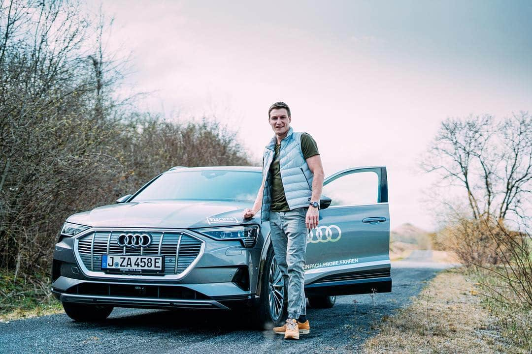 トーマス・レーラーさんのインスタグラム写真 - (トーマス・レーラーInstagram)「Anzeige / Ad - Amazing experience driving the new @audi e-tron by Autohaus Fischer Jena yesterday! ⚡️Very powerful, direct feeling on all terrains - eco friendly 🌱 #eco #audi #etron #55 #quattro #jena #testdrive #reifenwechsel #perfomance #emobility #germancars」4月5日 20時48分 - thomasroehler