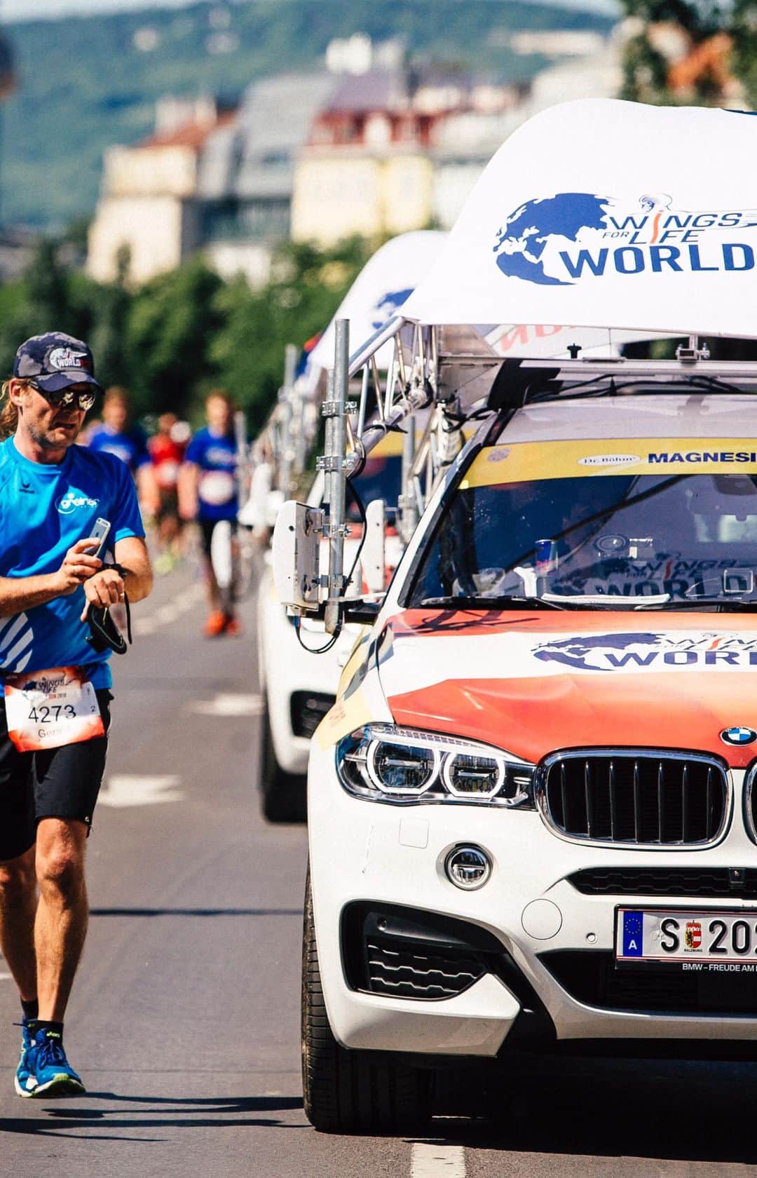 のインスタグラム：「@wflworldrun is a global charity event with a unique format - every participant is sure to finish! The run takes place in several cities around the world at the exact same time. There's no finish line because you're done when the Catcher Car catches up with you.  Whether it’s day or night, bright sun or pouring rain – you’re running together with the world and sharing an amazing experience: running for those who can't. @wingsforlife #wingsforlife #worldrun #catchercar #redbull」