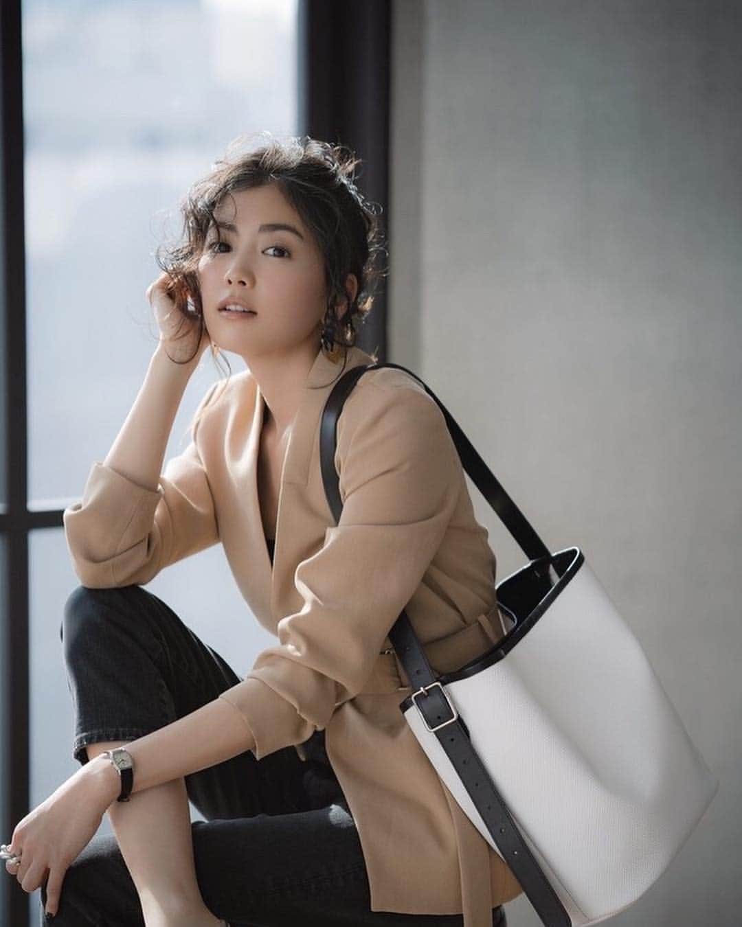 のインスタグラム：「スタイリスト兵藤千尋さんとTOPKAPI BREATH、Oggiのスペシャルコラボバッグが誕生しました♡  たくさん荷物を入れても、見た目も実際の重量も軽い、毎日のように使いたくなるバッグを目指してつくられた「一枚仕立ての軽やか×きちんとショルダーバッグ」。 荷物が多い日でも安心な大容量なのに、ラフに肩がけしてもすっきりスマート✨  10段階調節のストラップだから、その日のスタイルに合わせて、斜めがけや手持ちにしてもバランス調整もしやすいんです😊  通勤スタイルを今っぽく更新してくれる、この春注目のバッグをぜひチェックしてみてください！  #雑誌oggi #Oggi5月号 #トプカピブレス #TOPKAPIBREATH #バッグ #コラボバッグ #兵藤千尋 #矢野未希子」