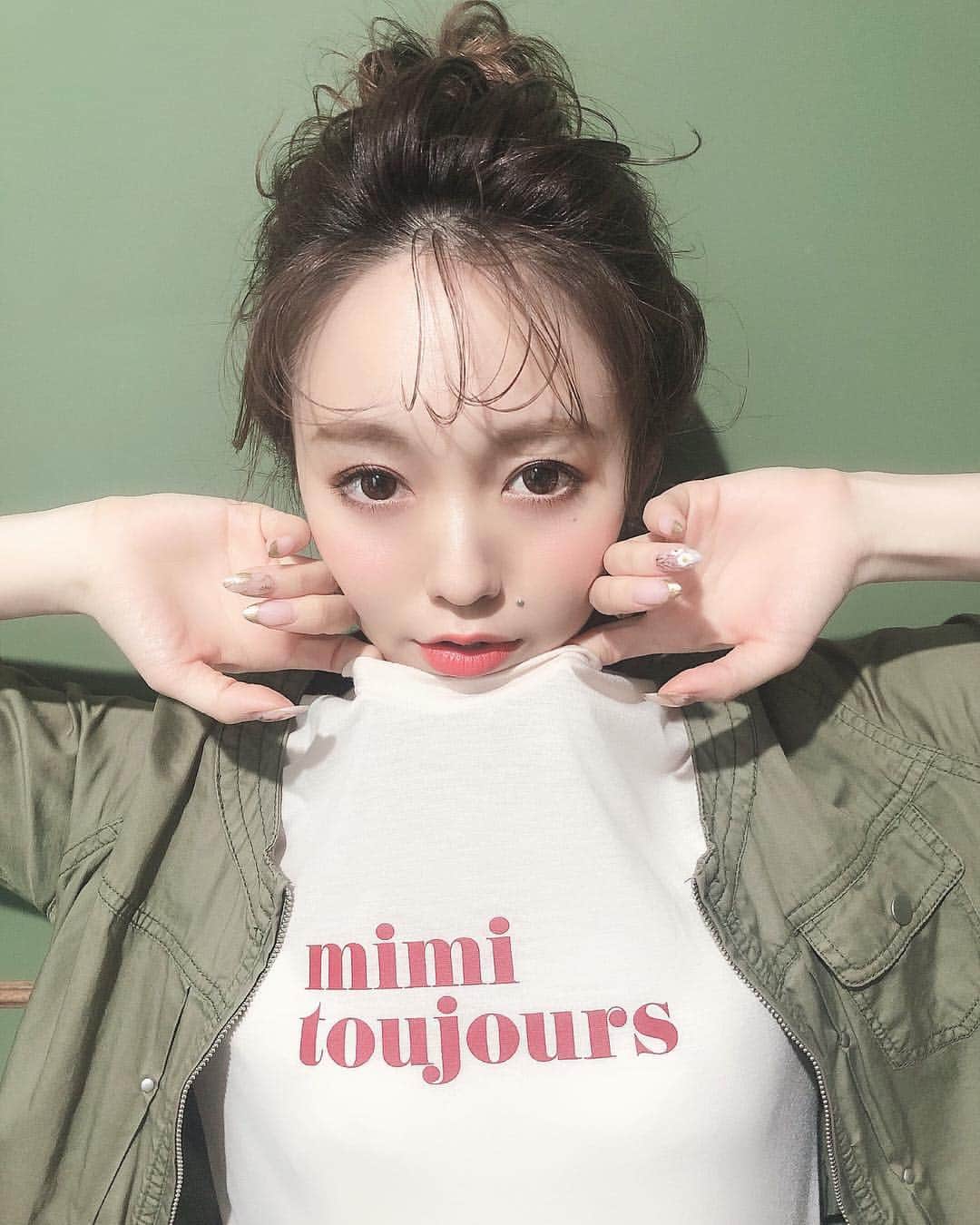 白岩まちこさんのインスタグラム写真 - (白岩まちこInstagram)「≫≫≫ ⁑ 👩🏻‍🦰💚👩🏻‍🦰💚 ㅤㅤㅤㅤㅤㅤㅤㅤㅤㅤㅤㅤㅤ  ㅤㅤㅤㅤㅤㅤㅤㅤㅤㅤㅤㅤㅤ  気付いてしまってんけど、 アゴ隠したら顔ちっちゃく見える🥺❤️ ㅤㅤㅤㅤㅤㅤㅤㅤㅤㅤㅤㅤㅤ ㅤㅤㅤㅤㅤㅤㅤㅤㅤㅤㅤㅤㅤ ㅤㅤㅤㅤㅤㅤㅤㅤㅤㅤㅤㅤㅤ でも、安定に顔の半分はオデコです🙋🏻‍♀️✨ ㅤㅤㅤㅤㅤㅤㅤㅤㅤㅤㅤㅤㅤ ㅤㅤㅤㅤㅤㅤㅤㅤㅤㅤㅤㅤㅤ ㅤㅤㅤㅤㅤㅤㅤㅤㅤㅤㅤㅤ ㅤㅤㅤㅤㅤㅤㅤㅤㅤㅤㅤㅤㅤㅤㅤㅤㅤㅤㅤㅤㅤㅤㅤㅤㅤㅤ ㅤㅤㅤㅤㅤㅤㅤㅤㅤㅤㅤㅤㅤ そういえば、いつもメンテナンスお願いしてる @yagbeauty_official に行って、ピーリングと レーザートーニングしてきた🧖🏻‍♀️❤️ ㅤㅤㅤㅤㅤㅤㅤㅤㅤㅤㅤㅤㅤ ㅤㅤㅤㅤㅤㅤㅤㅤㅤㅤㅤㅤㅤ ㅤㅤㅤㅤㅤㅤㅤㅤㅤㅤㅤㅤㅤ もうな、マヂでお肌のツルツルさ、透明度変わる。 合わせて、濃くなってるADMのシミのレーザーも やってきた⚡️ ㅤㅤㅤㅤㅤㅤㅤㅤㅤㅤㅤㅤㅤ ㅤㅤㅤㅤㅤㅤㅤㅤㅤㅤㅤㅤㅤ ㅤㅤㅤㅤㅤㅤㅤㅤㅤㅤㅤㅤㅤ こっちは痛いけど、かなりシミが薄くなってきたの 実感してるから、今月から再契約したん😋✨ ㅤㅤㅤㅤㅤㅤㅤㅤㅤㅤㅤㅤㅤ ㅤㅤㅤㅤㅤㅤㅤㅤㅤㅤㅤㅤㅤㅤㅤㅤㅤㅤㅤㅤㅤㅤㅤㅤㅤㅤ ㅤㅤㅤㅤㅤㅤㅤㅤㅤㅤㅤㅤㅤ  また来月も予約しな😍❤️ ㅤㅤㅤㅤㅤㅤㅤㅤㅤㅤㅤㅤㅤ ㅤㅤㅤㅤㅤㅤㅤㅤㅤㅤㅤㅤㅤ ㅤㅤㅤㅤㅤㅤㅤㅤㅤㅤㅤㅤㅤ  ㅤㅤㅤㅤㅤㅤㅤㅤㅤㅤㅤㅤㅤ ㅤㅤㅤㅤㅤㅤㅤㅤㅤㅤㅤㅤㅤ んでさ、前言うてたシミ取ったやつ、 また薄く出てきたのん😢💦 ㅤㅤㅤㅤㅤㅤㅤㅤㅤㅤㅤㅤㅤ ㅤㅤㅤㅤㅤㅤㅤㅤㅤㅤㅤㅤㅤ それも取りたくて相談しに行ってんけど、 前取ってから2ヶ月ぐらいで出てきてるし、 もしかしたらホクロかもせぇへんらしい😢🌀 ㅤㅤㅤㅤㅤㅤㅤㅤㅤㅤㅤㅤㅤ ㅤㅤㅤㅤㅤㅤㅤㅤㅤㅤㅤㅤㅤ ㅤㅤㅤㅤㅤㅤㅤㅤㅤㅤㅤㅤㅤ その前にも1回レーザーで取ってるから また出てくるなんて、もうホクロよな😩 ㅤㅤㅤㅤㅤㅤㅤㅤㅤㅤㅤㅤㅤ  ㅤㅤㅤㅤㅤㅤㅤㅤㅤㅤㅤㅤㅤ コンシーラーで全然隠れるぐらい薄い ニキビ跡ぐらいのシミ？ホクロ？やねんけど、 ホクロ取る用のレーザーでやると、 クレーターっぽくなるかもって先生に言われて 一旦悩みますって帰ってきたのだ。 ㅤㅤㅤㅤㅤㅤㅤㅤㅤㅤㅤㅤㅤ ㅤㅤㅤㅤㅤㅤㅤㅤㅤㅤㅤㅤㅤ ㅤㅤㅤㅤㅤㅤㅤㅤㅤㅤㅤㅤㅤ 誰かこういうパターンで、シミ取りレーザー重ねて 薄くなっていった子おらんかな🤢？？ ㅤㅤㅤㅤㅤㅤㅤㅤㅤㅤㅤㅤㅤ ㅤㅤㅤㅤㅤㅤㅤㅤㅤㅤㅤㅤㅤ ㅤㅤㅤㅤㅤㅤㅤㅤㅤㅤㅤㅤㅤ もしくは、うっすいホクロ取った子😭！ ㅤㅤㅤㅤㅤㅤㅤㅤㅤㅤㅤㅤㅤ ㅤㅤㅤㅤㅤㅤㅤㅤㅤㅤㅤㅤㅤ コンシーラーで隠れるぐらい薄いやつやから クレーターなるほどのレーザーは当てたくなくて めっちゃ悩んでる😭😭😭 ㅤㅤㅤㅤㅤㅤㅤㅤㅤㅤㅤㅤㅤ ㅤㅤㅤㅤㅤㅤㅤㅤㅤㅤㅤㅤㅤ  ㅤㅤㅤㅤㅤㅤㅤㅤㅤㅤㅤㅤㅤ ㅤㅤㅤㅤㅤㅤㅤㅤㅤㅤㅤㅤㅤ  んで全然話変わるけど、気付いた？？ ㅤㅤㅤㅤㅤㅤㅤㅤㅤㅤㅤㅤㅤ ㅤㅤㅤㅤㅤㅤㅤㅤㅤㅤㅤㅤㅤ ㅤㅤㅤㅤㅤㅤㅤㅤㅤㅤㅤㅤㅤ 最近カラコン茶色にしてるのん🤭🤭🤭！ ㅤㅤㅤㅤㅤㅤㅤㅤㅤㅤㅤㅤㅤ  ㅤㅤㅤㅤㅤㅤㅤㅤㅤㅤㅤㅤㅤ ㅤㅤㅤㅤㅤㅤㅤㅤㅤㅤㅤㅤㅤ  #白岩まちこ#ヘアアレンジ#アレンジヘア #おだんごヘア#お団子ヘア#おだんごアレンジ #お団子アレンジ#シースルーバング#大阪ディナー #ピアス#プレゼント#ネイル#令和#誕生日#誕生日プレゼント#ビジョビ#ロゴT#春コーデ#後れ毛#おくれ毛#ファッションコーデ#メイク#アイメイク#カラコン#華金#週末#関西グルメ #前髪アレンジ#前髪#春コーデ#春ネイル」4月5日 21時07分 - machichas