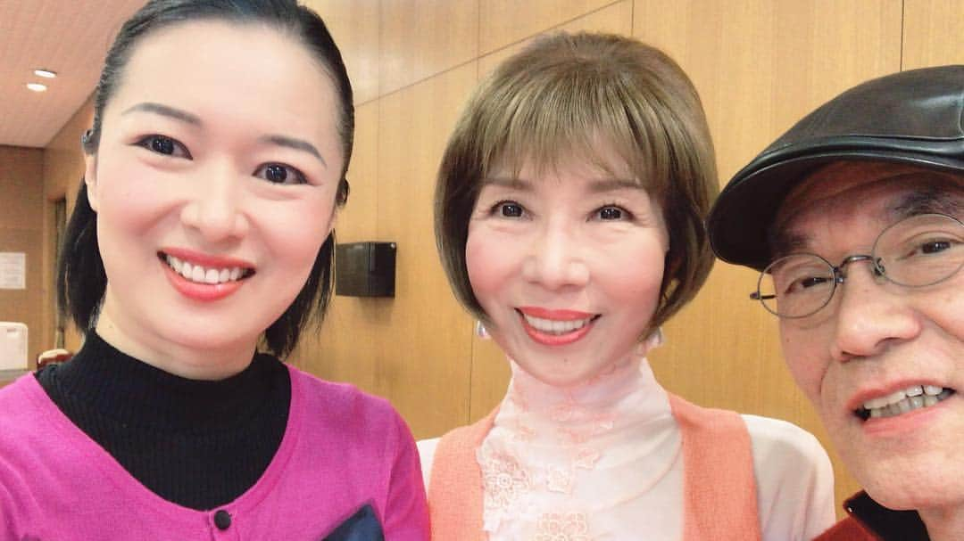 花城アリアさんのインスタグラム写真 - (花城アリアInstagram)「菅原洋一さんコンサートにて ご一緒させて頂きました 上級生の神奈あいさんのお教室に行かせて頂きました😊♬ 一生徒として歌っていると すごく楽しくて 歌って、人の心を解放させたり楽しませたり 元気にする力があるんだなーって感動しました😊 前の席に座られていた方が 今日は体調が悪かったんだけど ここに来て歌ったら元気になった！ と仰っていました😊🌸 音楽の楽しさを 神奈さんのお人柄で表現されている 素晴らしいお教室でした😊❣️ ❣️❣️ ✨✨✨✨✨✨ 今日は神戸市勤労会館でのレッスンに行かせて 頂きましたが、 神戸を中心に各所でされていらっしゃいます♬ 「愛LOVEポピュラーソング」 https://peraichi.com/landing_pages/view/ailovepopularsongs  2枚目は 真ん中 神奈 あいさん 右側 ピアニスト徳田 雅崇さん 神奈さんが後輩を思い 沢山のあたたかいお気持ちをくださって、 本当に嬉しいです😢💓」4月5日 21時07分 - aria.kajo