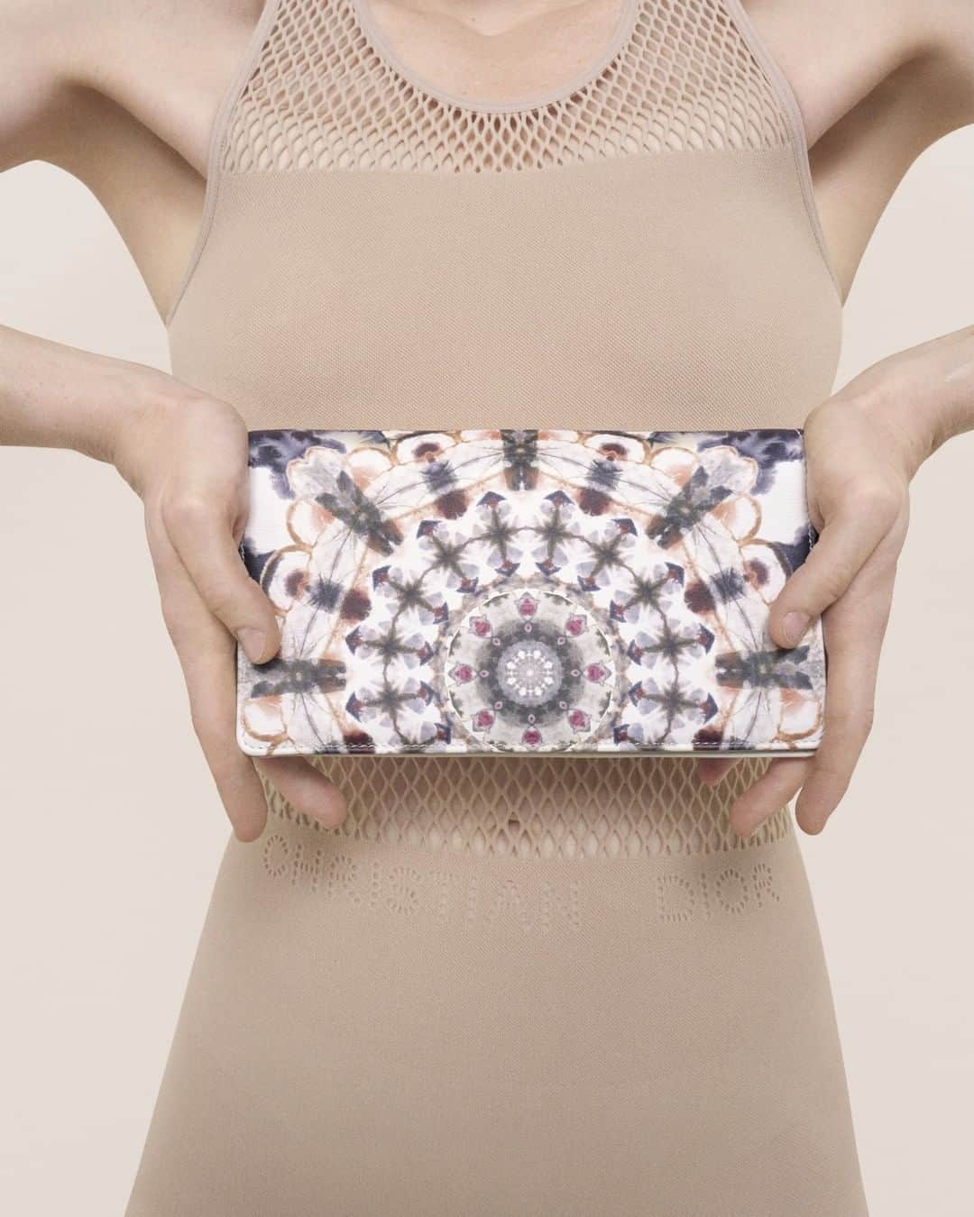 のインスタグラム：「Accessory or work of art? This to-dye-for clutch from the Spring-Summer 2019 leather goods collection by #MariaGraziaChiuri comes splashed in a KaleiDiorscopic print inspired by dance pioneer Loïe Fuller. For her performances, Fuller projected colored lights and images onto flowing dresses to create abstract organic forms, shaping emotions and unleashing the spirit of her art in the process. From the Ancient Greek, "kaleidoscope" loosely translates as "many ways to see beauty". How fitting!⁣ #DiorSS19 ⁣ © Bibi Borthwick⁣」