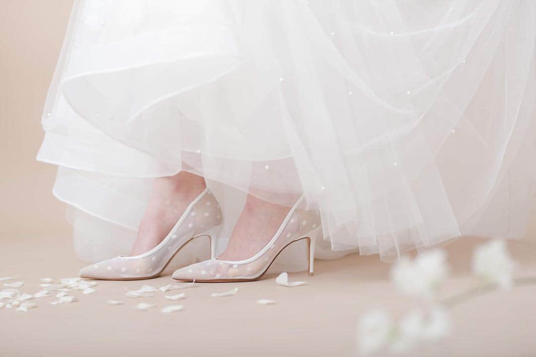 FioreBiancaさんのインスタグラム写真 - (FioreBiancaInstagram)「* ✔︎Check it “靴には夢がなくてはいけない  脚を入れた瞬間に心が喜ばなければ” by Tsuru by Mariko Oikawa * * 女性ごころくすぐるデザインに毎シーズン注目を集める @tsurubymarikooikawa から Wedding Shoesが入荷いたします！ * ーOriginal Designー お肌の透けるヌーディーなデザインが上品な ドット柄のShoes 【特別な1足に】という想いを込めて 今回Whiteで作っていただきました。 * * 足元までお洒落にコーディネートを楽しんで。 * * ※2019年5月頃の販売開始予定です * * ▪︎Fiore Biancaのドレス、ご試着に関するご質問は トップURLよりお問い合わせくださいませ * * #fiorebianca_wedding  #fiorebianca  #tsurubymarikooikawa  #wedding #weddingdress  #weddingshoes #フィオーレビアンカ  #ウェディング #ウエディングドレス #ウエディングシューズ #プレ花嫁 #トータルコーディネート #ドレス試着 #ドレス選び」4月5日 21時00分 - fiorebianca_wedding