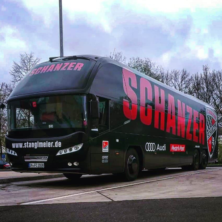 FCインゴルシュタット04さんのインスタグラム写真 - (FCインゴルシュタット04Instagram)「AUF NACH DUISBURG 🙌🖤❤️🚌 Ein unheimlich wichtiges Spiel wartet auf uns - also lasst uns morgen kämpfen bis zur allerletzten Sekunde, #Schanzer‼️👊🔥 #MSVFCI #totgesagtelebenlänger #auswärtsfahrt #gemeinsam #UnsereSchanz #Zamrückrunde」4月5日 21時01分 - dieschanzer