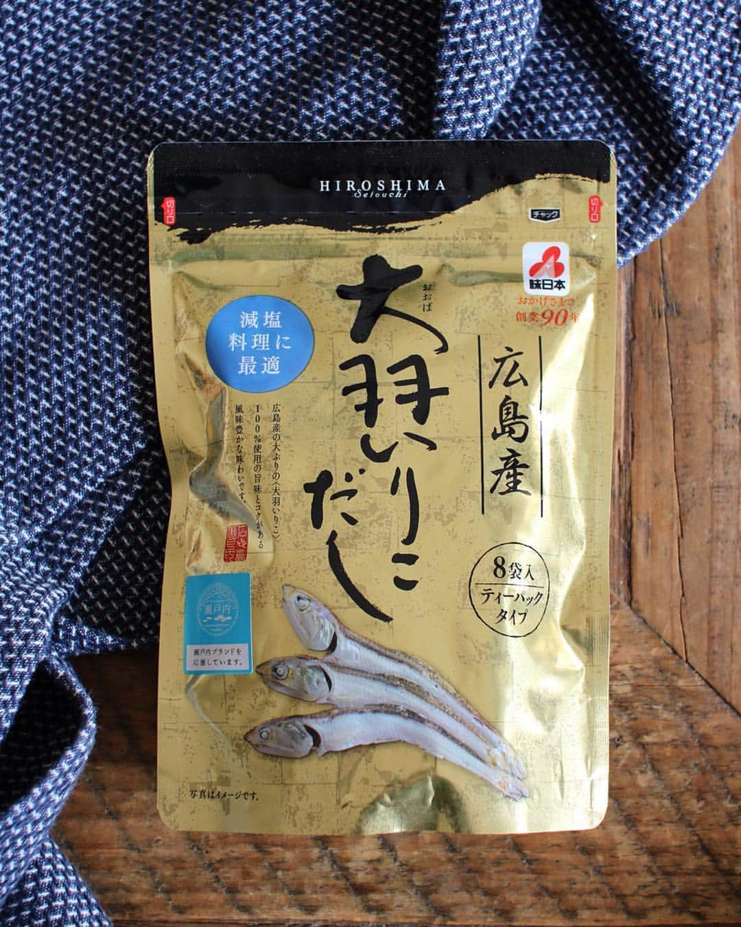 かおしさんのインスタグラム写真 - (かおしInstagram)「今日はもう１つpost！ ・ 広島県で1926年に創立の総合調味料メーカー味日本( @ajinihon.kk )さんの#広島産大羽いりこだし を使って、半年間レシピ作りをさせていただいています👩‍🍳 #大羽いりこ とは、大きさが8cm以上の大ぶりで、香りが豊かで上品、かつ、旨みとコクが強いいりこのこと🐟 そして、広島産の大羽いりこを85%も使っているのが、このだしパックなのです👏 ・ 今月は広島産大羽いりこだしを使った#だしパックリゾット を作ってみました。 余ったごはんでリゾットもどきもよく作る私ですが(チーズ大好き🧀😋)、やっぱり生米から作った方が断然美味しい‼️✨ お米は研がなくていいし、焦げないようにだけ気を付けたら、あとは難しいこともない上に、すごく美味しくできるから、ぜひ作ってみてください♡ いりこだしとチーズの相性はどうかな？と思って手探りで作ってみたのだけれど、感動の美味しさだったので超オススメ😉 過去の私の広島県産大羽いりこだしレシピの中で、はっきり言ってこれが今のところ1番のオススメです👩‍🍳 ・ ●キノコたっぷりのだしパックリゾット● ・ 材料(2人分) 米(洗わない) 1合 ベーコン 2枚 玉ねぎ 1/2個 しめじ 1/2房 しいたけ 3個 マッシュルーム  4個 舞茸 1/2パック ニンニク 1かけ オリーブオイル 大さじ2 お湯 500〜600cc 大羽いりこだし だしパック 1袋 塩 小さじ1/3 ブラックペッパー 適量 粉チーズ 大さじ6〜8 レモン汁 大さじ1/2 パセリ 適量 ・ 作り方 ①玉ねぎとニンニクをみじん切りにする。しめじと舞茸は小房に分け、しいたけとマッシュルームはスライスする。ベーコンは5〜6mmくらいの幅に切る。 ②鍋にオリーブオイル半量とみじん切りにしたニンニクを入れ中火にかける。香りがたってきたら、ベーコンを入れて炒め、玉ねぎも加えてさらに炒める。しめじ、舞茸、しいたけ、マッシュルーム 、オリーブオイルの残りを入れて炒める。 ③②の鍋に米を加え、米粒が透明になるまで炒める。お湯を半量ほど入れ、だしパックの中身、塩、ブラックペッパーを加える。灰汁が出たら取り除き、弱めの中火で静かにふつふつとしている状態をキープして、焦げないように時々混ぜながら煮詰めていく。汁気がなくなってきたら、残りのお湯を半量入れて煮詰め、さらに残りも加えて煮詰める。 ④少し食べてみて、好みの硬さになっていたら火を弱め、粉チーズを加えて混ぜる。火を止め、レモン汁を混ぜる。 ⑤お皿に盛り、ブラックペッパーを振り、みじん切りにしたパセリを散らす。できあがり。 ・ ※大羽いりこだし以外のだしパックで作られる時は、塩分を調整してくださいね👩‍🍳 ・ 今回は、ストーリーズとプロフィール欄のリンクからも、味日本さんのHPのレシピページに飛べるようにしておきます😊 ・ #味日本 #大羽いりこだし #レシピ #簡単レシピ #リゾット #risotto #楠田純子 #坂野友紀 #私のおいしい写真 #暮らし #おうちごはん #日々の暮らし #いただきます #うつわ #器 #wp_deli_japan #おうちごはんlover #IGersJP #macaronimate #フーディーテーブル」4月5日 21時08分 - cao_life