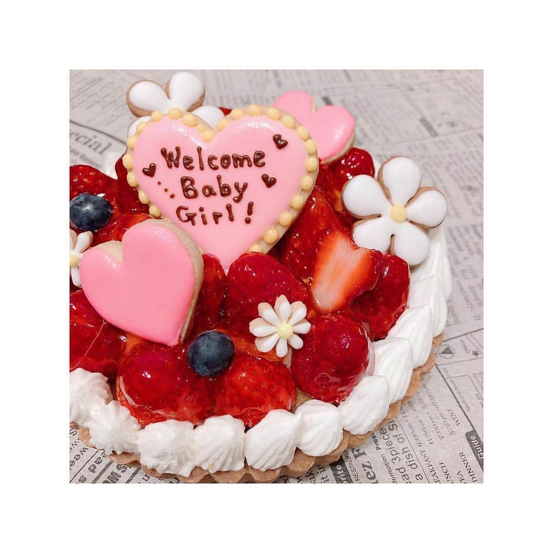 Cake.jpさんのインスタグラム写真 - (Cake.jpInstagram)「本日ご紹介するのは可愛い苺タルトでの赤ちゃんの性別報告👶 ハートのクッキープレートで『welcome baby girl!』を発表✨ 映えで可愛いサプライズとっても素敵です！🎂 . \ #性別判明 / ㅤ ㅤ 実は先日の健診で 性別が判明していました (﹡ˆˆ﹡) ㅤ 主人にはひとまず内緒にして 前回投稿したお疲れ様会後に ケーキでサプライズ報告を ❁﻿❁﻿ ㅤ 周りのお友達みんなから “ 男の子！” と言われていて わたし自身も男の子かな〜と思っていたので まさかまさかで驚きでした ♥︎♥︎♥︎ ㅤ 女の子希望だったので とっても嬉しい 𓂃👶🏻🎀 これから色々と準備するのが楽しみ ⸝⸝⸝ . @mt.baby0718 様、素敵なお祝いのシェアをありがとうございました🎂 . ＊ … * … ＊ … * …＊ … * … ＊ … * …＊ … * … ＊ ﻿﻿﻿﻿﻿﻿﻿﻿Cake.jpでは、皆様からシェアされた 素敵なお祝いを毎日ご紹介しています😊﻿﻿﻿﻿﻿﻿﻿﻿﻿ ﻿﻿﻿﻿﻿﻿﻿﻿﻿ 👇参加方法👇﻿﻿﻿﻿﻿﻿﻿﻿﻿ Cake.jpのケーキでのお祝いの様子を #cakejp #フォトジェアニバーサリー でタグ付けしてシェアするだけ🎉 ﻿﻿﻿﻿﻿﻿﻿ 詳しくはプロフィールのURLで！ ﻿﻿﻿﻿ご参加をお待ちしております🎂﻿﻿﻿﻿ ﻿﻿﻿﻿﻿﻿﻿﻿＊ … * … ＊ … * …＊ … * … ＊ … * …＊ … * … ＊  #キュート#ゆめかわいい#フォトジェニック#苺のタルト#アイシングクッキー#苺#苺タルト#タルト#可愛い#インスタ映え#かわいい#パステルカラー#プレママライフ#初マタ#サプライズケーキ#happybirthday#tarte#decorationcake#cakestagram#strawberry#colorful」4月5日 21時04分 - cakejp_official