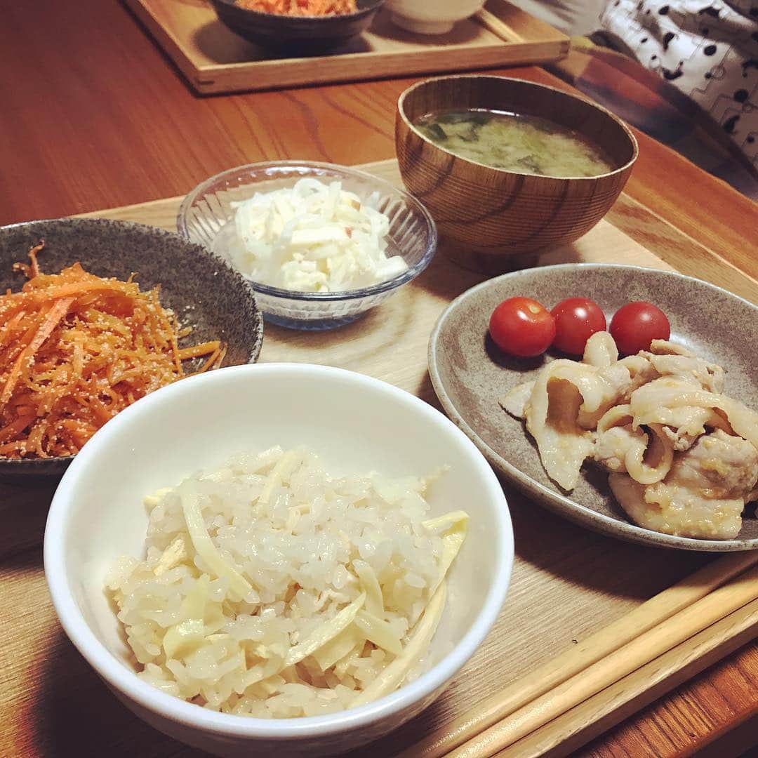 栗原まもるのインスタグラム：「今日の晩御飯。 たけのこご飯、豚肉のみそあえ、人参の明太子炒め、大根とリンゴのサラダ、ほうれん草のお味噌汁。 気がついたら野菜の細切り案件ばかりでした。調理そのものの時間より刻んでる時間の方が長かったw 美味しかったー。」