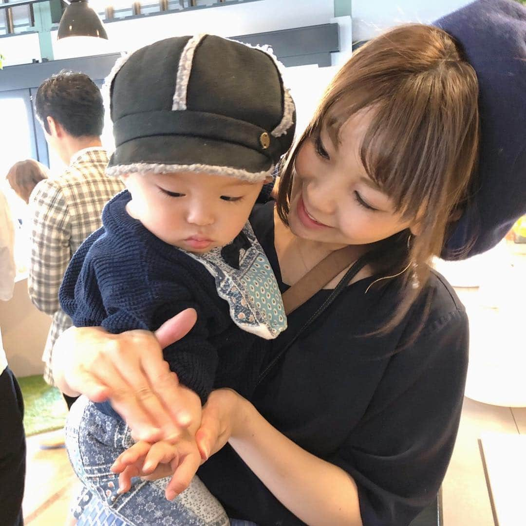 長谷川真美さんのインスタグラム写真 - (長谷川真美Instagram)「👶💕 ・ 息子のスキンケアは大好きな時間💗 子どものデリケートな 今と未来の肌を守るために とっても良い商品を教えてもらったよ😍✨ ・ #資生堂 の皮膚研究の知見から生まれた 資生堂発のプレミアムベビースキンケアブランド「Mommy Me（#マミーミー）」の #新商品発表イベント へ行ってきました💕 ・ #スキンケア についてお話を聞いたり スペシャルトークショーや 実際にタッチ&トライをしたり盛りだくさん❣️ 季節の肌悩みや肌質に合わせて テクスチャーも選べるっていいな🤔✨ ・ 息子ちゃんは美味しいフードを 食べて飲んだり歩き回って大はしゃぎ😋笑 最近歩けるようになって楽しいみたい💡 ・ 本ブランドのアートディレクターに 北欧・フィンランドのデザインデュオ “#MUSUTA”（#ムスタ）を起用してて すっごいボトルも可愛いよ〜😍🧴✨ ・ 資生堂 本店「SHISEIDO THE STORE」のみで #限定発売 だそうです😘💗 ・ #MommyMe #はち成長記録」4月5日 21時08分 - maami.hase