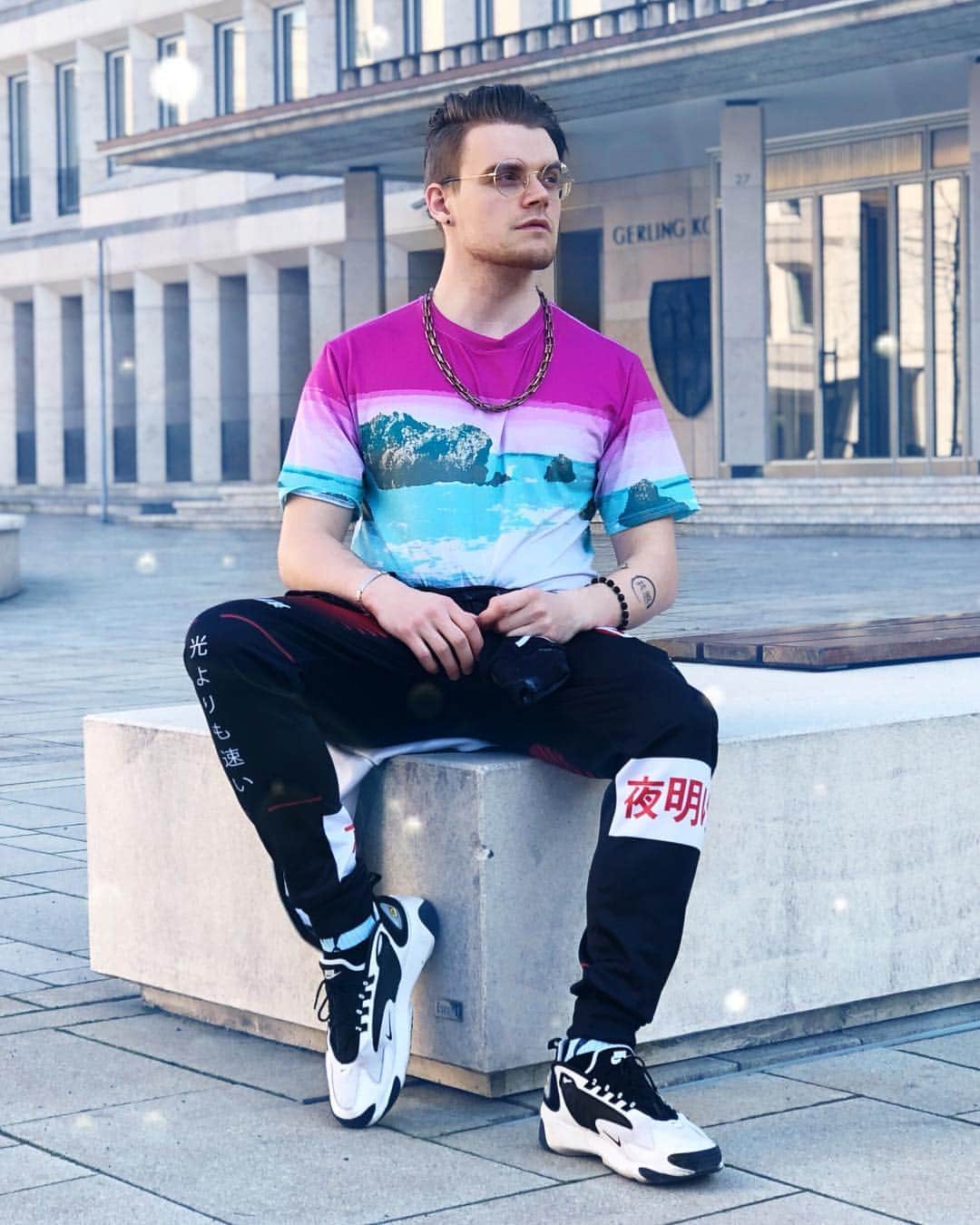 iBlaliのインスタグラム：「Sittin'」
