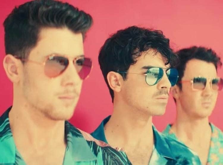 E! Onlineさんのインスタグラム写真 - (E! OnlineInstagram)「🎶 “Oh, I feel like Post Malone when I get home. Sittin' there, winning like it's Game of Thrones.” 🎶 - Joe Jonas. YEP. The Jo Bros released another hit. Link in bio to watch their new music video for 🆒. (📷: Republic Records)」4月5日 21時10分 - enews