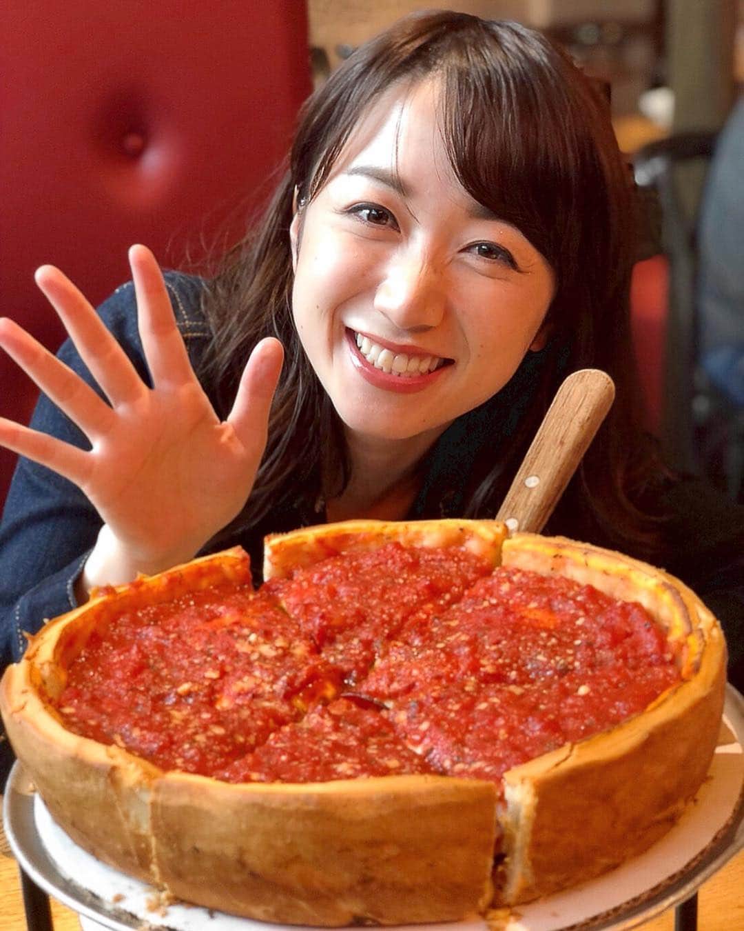 上山真未さんのインスタグラム写真 - (上山真未Instagram)「去年アメリカ旅行に行ったときに食べた「シカゴピザ🍕」 高さのある生地の中に、チーズやお肉がこれでもか！！！というほど詰め込まれているんです〜✨カロリーを考えると震えますが、とても美味しかったです☺️❤️ ・ ・ そのシカゴピザを先日、日本のお店でも発見！！！ 注文したところ、日本版シカゴピザはずいぶんとこぶりに。。💫野菜もたっぷり添えられてヘルシーな装い🥦🍅🥕 ・ 国が変わればこうも変わるのかと驚きました…！ #上山真未 #シカゴピザ  #どちらもおいしく頂きました #❤️😘」4月5日 21時10分 - ueyama_mami