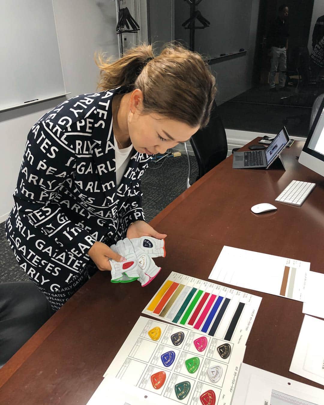 のインスタグラム：「こないだカスタムグローブを作りに キャロウェイへ行ってきました🌸  大好評だったキャディーバックに続き 今度はカスタムグローブ🥊 ステッチから色んなところに拘りを詰め込めるので、プレゼント🎁にも自分へのご褒美にも…是非作ってみてください♫  私はどんなのにしたかまたアップします♡」