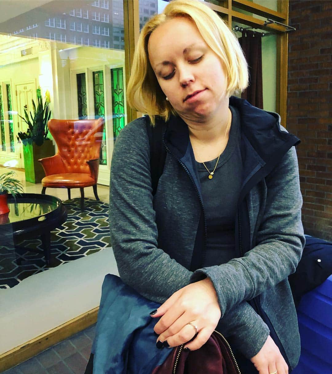 ティーネ・ティング・ヘルセットのインスタグラム：「My normal “it’s early and we’re waiting for the shuttle that will take us to the airport” face 🤪 #joysoftouring #earlymorning @tenthing #tenthingtour2019」
