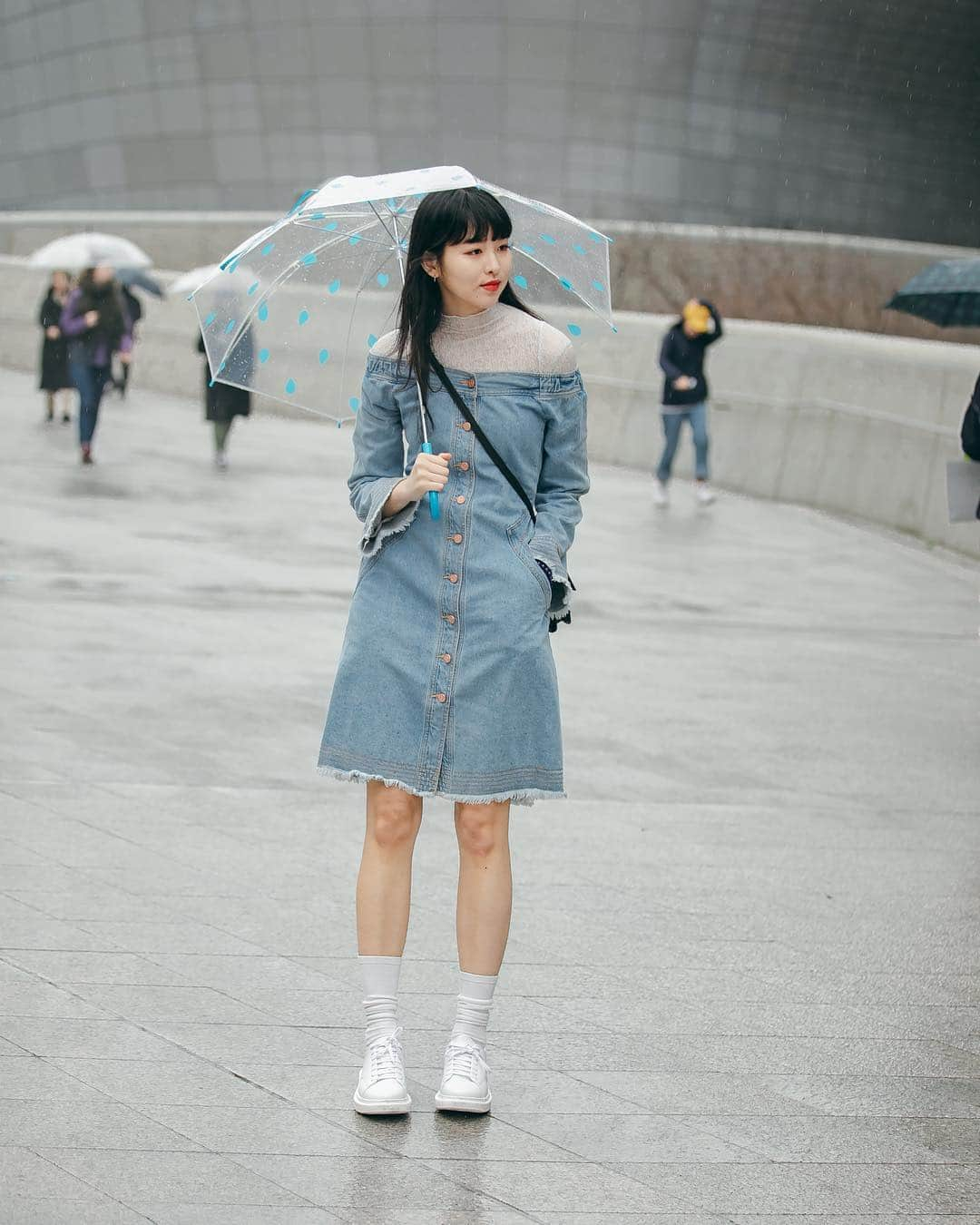 가로수길 , Seoulさんのインスタグラム写真 - (가로수길 , SeoulInstagram)「Seoul Street Fashion Style Thx @hxxyeoni 모델 희연 내일은 서울에 비가 온대용🌂🌂 . . #写真 #モデル #フィルム #ファッション #フォトグラファー #ストリートファッション #파리 #東京 #서울패션위크 #sfw #오오티디 #nyc #london #패션스타그램 #newyork #nyfw #셀카 #portrait #seoulFashionWeek #street #streetfashion #streetphoto #가로수길 #이태원 #사진 #스트릿패션 #모델 #tokyo #nyfw #pfw」4月5日 21時14分 - jaylim1