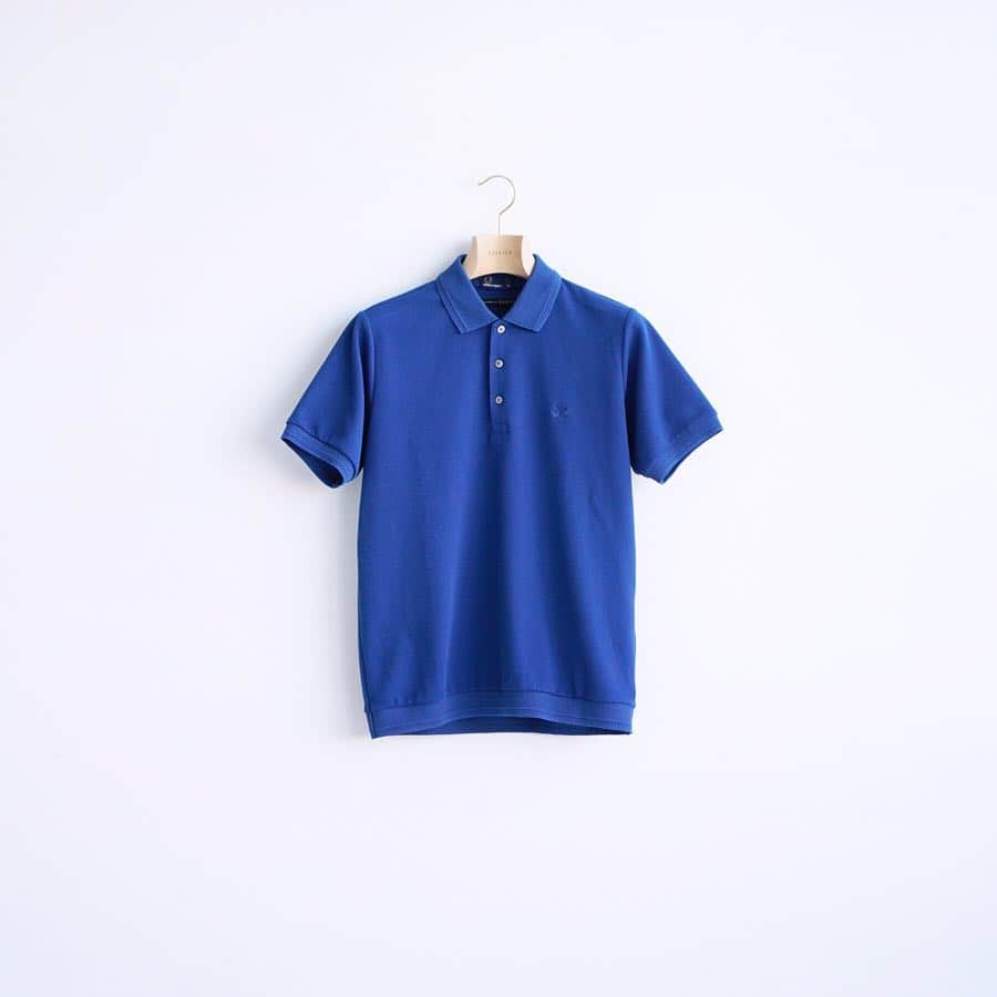 のインスタグラム：「【FRED PERRY×EDIFICE】﻿ - Exclusive Model -﻿ ﻿ カルゼ調の素材を使用したポロシャツ。﻿ ﻿ ニットポロをイメージした裾リブ仕様で上品な仕上がりにしており、ビジネスカジュアルスタイルにも対応したアイテムになりました。﻿ ﻿ 速乾性、形態安定性を兼ね備えた機能糸「SOLOTEX」をブレンドしイージーケア性にも優れ、Tシャツのような感覚で気軽に着用できるモデルとなっています。﻿ ﻿ ﻿ ﻿ ﻿ Polo shirt : 【FRED PERRY EX】¥13,500+tax﻿ ﻿ ﻿ ﻿ ﻿ ﻿ ﻿ #edifice #fredperry #solotex #easycare #poloshirt #exclusive #knitpoloshirt #mensfashion #menswear #mensstyle #mensclothing #mensclothes #businessstyle #businesswear #エディフィス #エディフィス別注 #フレッドペリー」