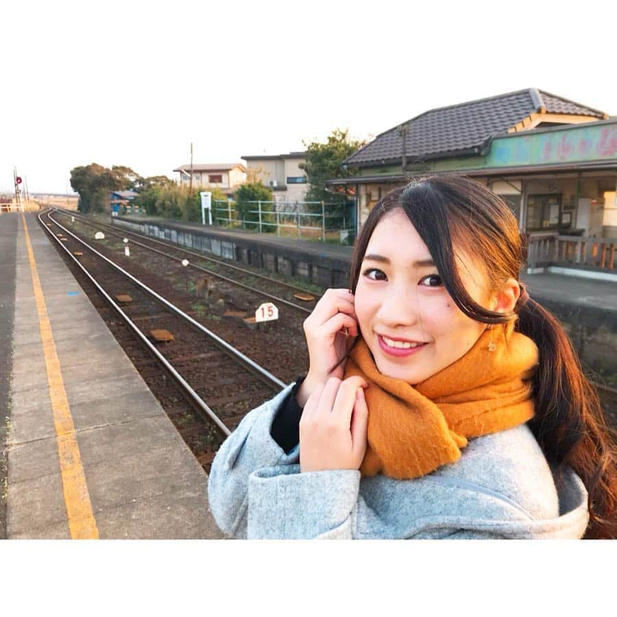 加藤一華さんのインスタグラム写真 - (加藤一華Instagram)「. 懐かしの地に行くも、一人…🚉🌆笑 . ケイドロ動画のオフショット！ 完全に一人旅だよねこの画。（笑） がたんごとん揺られながら景色楽しみました🙆‍♀️ 小湊鉄道、ほんと趣あるわぁ😌 . #ボンボンTV #いちなる #train #小湊鉄道 #me」4月5日 21時17分 - ichika_kato