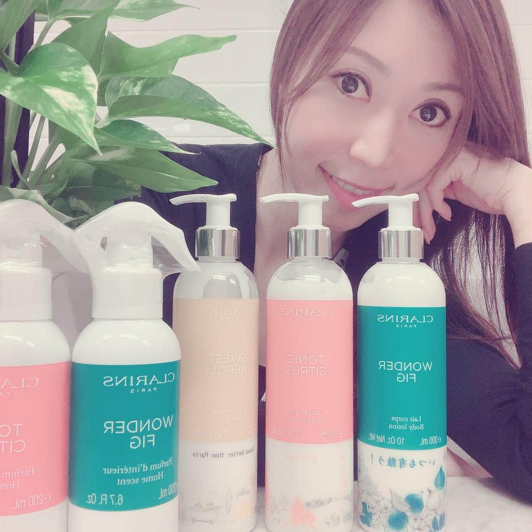 ERICAさんのインスタグラム写真 - (ERICAInstagram)「クラランス GINZA SIX店と公式オンラインから4/19(金)に発売される『ホームセンティッドコレクション』🛁がすっごくいい香りで癒される╰(*´︶`*)╯♡ 3種類の香りの 🧴ボディローション 🧴ボディジェル 🛋ルームスプレー で、一瞬✨で高級SPAに居るみたいな気分になれるから、リフレッシュしたい時に是非♡  メッセージや名前が入れられるパーソナルステッカーはGINZA SIX店限定✨ 母の日ギフト🎁やお友達へのプレゼントにも良さそう(๑>◡<๑)✨ ➡️スワイプすると製品が見れますよ➡️ (⁎⁍̴̆Ɛ⁍̴̆⁎)個人的にフィグの香りが大好きなのでGetします♡  #spring #love #style #cosme #コスメマニア #photooftheday #instalike #instadaily #smile #webstagram #美容 #コスメコンシェルジュ #happy #tokyo #gingergolfteam #japan #clarins #ゴルフ女子 #苗条 #美腿 #美肌 #france #spa #ginzasix #銀座シックス #fragrance #bodylotion #bodygel #roomspray #母の日プレゼント」4月5日 21時19分 - erica_lillian1983