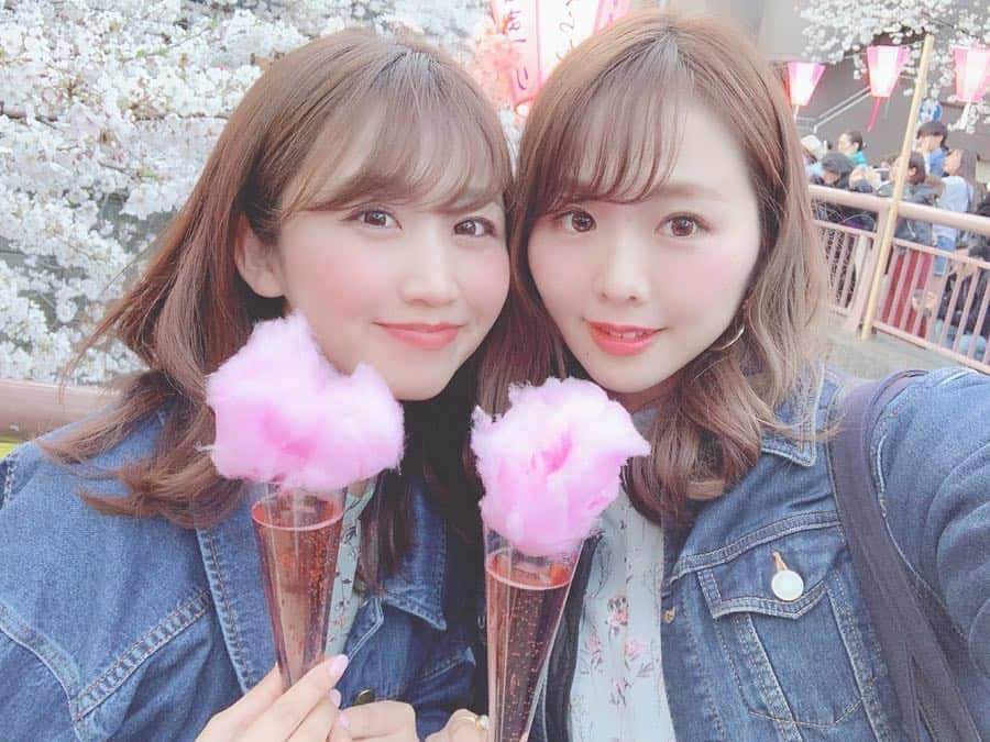 SHIHORINさんのインスタグラム写真 - (SHIHORINInstagram)「﻿ 桜まだ咲いてた〜🌸🍡💕﻿ 毎年恒例の目黒川💕﻿ お花見できてよかった😍﻿ ﻿ 綿あめのシャンパン飲んだり😋🥂🌸﻿ 明太オムそばとか色々食べすぎた🤤🤤🤤﻿ ﻿ ﻿ かほやんと @plume_mignon の新作ワンピ👗﻿ おそろいで着てたよ🌷﻿ まだ夕方ごろは寒くて2人してGジャンの下に﻿ ウルトラライトダウン忍ばせてた笑🤣💭←﻿ ﻿ ﻿ #目黒川#目黒川の桜#お花見#お花見🌸#桜#さくら#中目黒#シャンパン#綿あめ#中目黒桜#中目黒さくらまつり#中目黒桜祭り#sakura#cherryblossom」4月5日 21時20分 - shihoriiin49