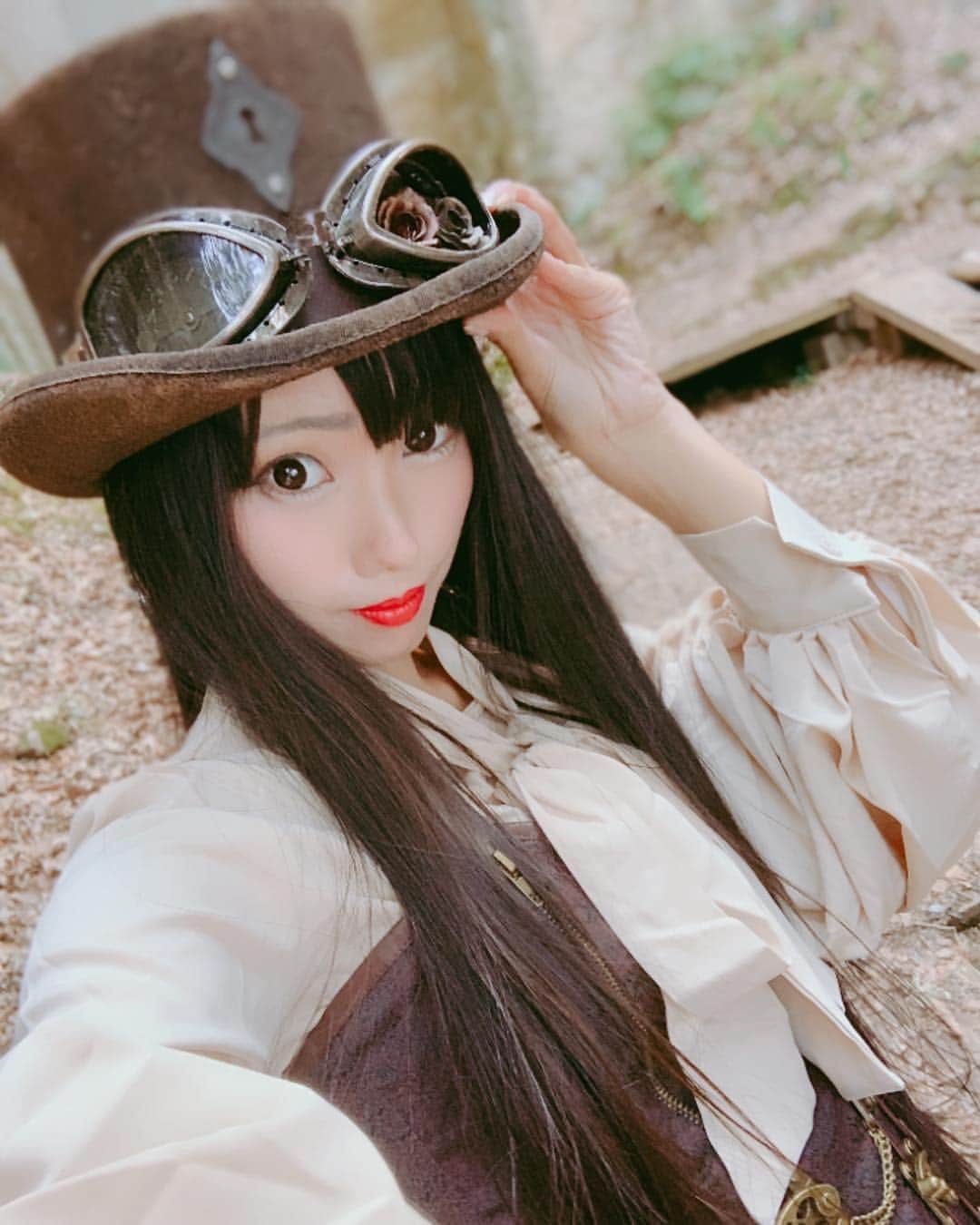 のインスタグラム：「新しく買ったスチームパンクのハット🐙✨ コージーコーギーさん🍰 . . #スチームパンク #steampunk #steampunkstyle #selca #selfie #自撮り #goth #gothgoth #corgicorgi #コルセット #黒髪女子 #黒髪 #blackhair #blacklonghair #ゴーグル #ハット #ハットマニア #hatstyle #japanesegirl #kawaiigirl #kawaii #beautifulpeople #beautifulgirls  #自撮り女子 #撮影会 #撮影会モデル #モデル #マシュマロ撮影会 #撮影会 #モデル募集  #155cmコーデ」