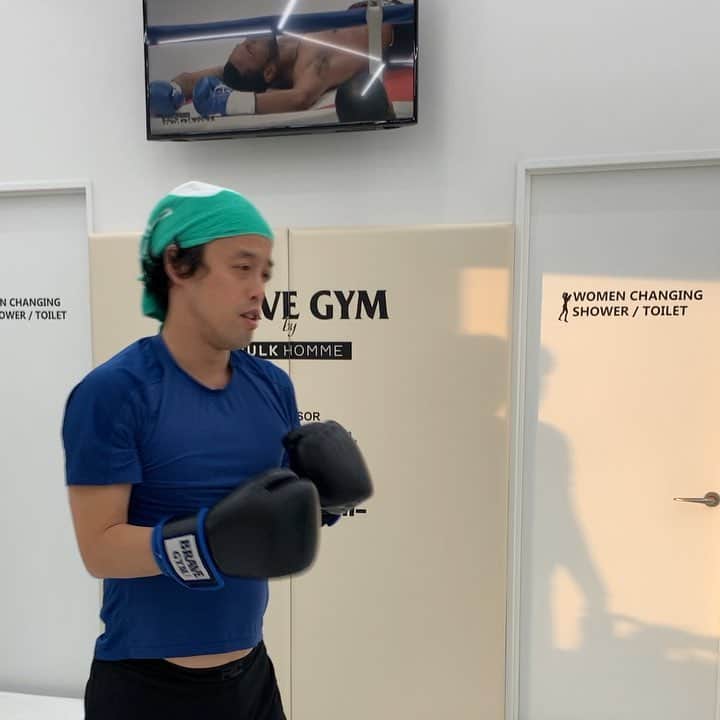 岸本加世子のインスタグラム：「かよちゃんトレーニング。岸本先生のパンチを浴びるやつい。笑。#brav gym#やついいちろう #岸本篤史」