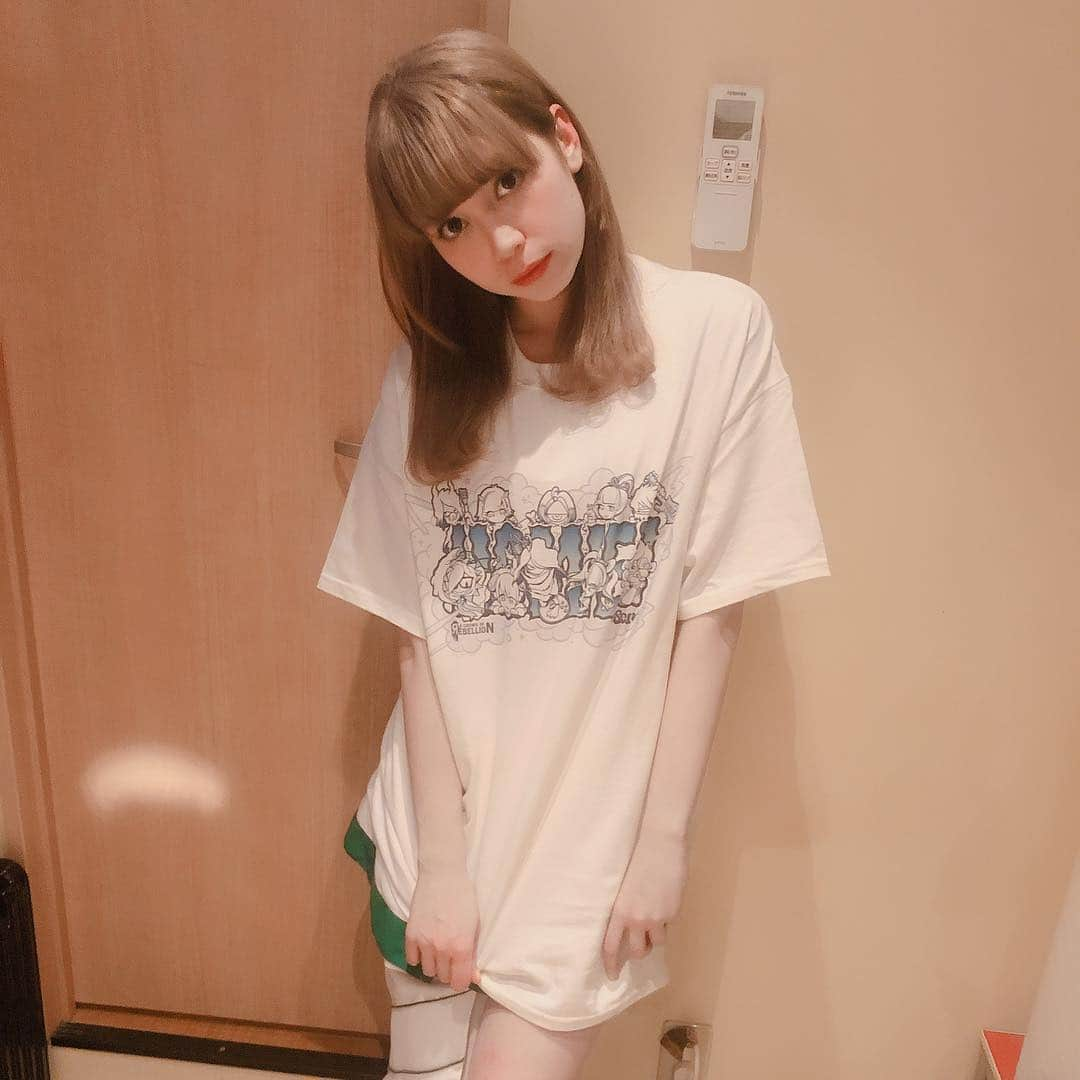 藤城アンナさんのインスタグラム写真 - (藤城アンナInstagram)「A CROWD OF REBELLION×CY8ER 町田CLASSIXありがとうございました！ イベントTめっかわ。 なんか幼い？？？」4月5日 21時23分 - annafujishirochan