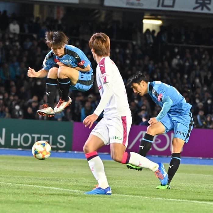 のインスタグラム：「. JUMP！で同点弾"アシスト" （2019.04.05） . 📷Photo by @shimpeei (Soccer King) . #ジャンプ #JUMP #田中碧 #AoTanaka #知念慶 #KeiChinen #川崎フロンターレ #frontale #金J #フライデーナイトJリーグ #FridayNightJLeague #コトシハJガハンパナイ #明治安田生命J1リーグ #Jリーグ #JLeague #J撮り #J1 #football #サッカーキング #⚽️ #サッカー」
