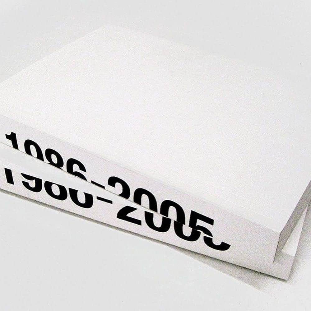 The Fashion Postさんのインスタグラム写真 - (The Fashion PostInstagram)「#News Helmut Lang’s New Archive Book “1986-2005”﻿ ﻿ Helmut Lang (ヘルムート・ラング) のアーカイヴを集約した写真集『1986-2005』が登場﻿ ﻿ これまで Raf Simons (ラフ・シモンズ) のアーカイヴブック『1996-2001 /2001-2006』やベルギーの写真家 Ronald Stoops (ロナルド・ストープス) の写真集『work ronald friends』の発行をはじめ、書籍、雑誌、ヴィジャアルブック、カタログ、ファッションショーの招待状などの編集・販売を行ってきた「printings.jp」。今回、新たに発行されるの本書は、Helmut Lang の膨大なアーカイヴを数ヶ月かけて一点一点丁寧に撮影したプロダクト写真を2冊1セットに編集したコレクテーズアイテムとも言うべきアーカイヴブック。個人が所有するアーカイヴも収録された貴重な一冊となっている。﻿ ﻿ ☑︎続きはプロフィールリンクからチェック﻿﻿ ﻿ #HelmutLang #RonaldStoops #RafSimons #TFP #TheFashionPost」4月5日 21時34分 - tfpjp