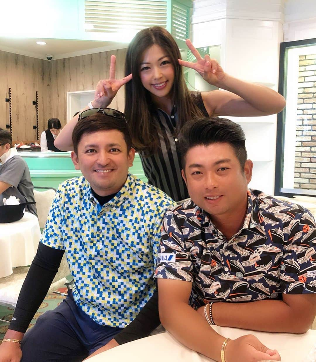 あおい夏海さんのインスタグラム写真 - (あおい夏海Instagram)「今日は【パーリーゲイツ30th ヒューチャーgolfツアー2019 in千葉】のプロアマに参加させていただきました！！ 今日一緒の組でまわらせていただいたプロは 前半 池田勇太プロ✨ 後半 塚田陽亮プロ✨ @boooochan24 . びっくりするほど今日はドライバーがダメで、プロに打ち方とか色々アドバイス頂き、教えていただきました😂✨✨ . 初めて男子プロとまわって、ショットが、全部本当にすごかったです😂💦 貴重な経験をさせていただきました✨ . 本当に感謝です✨ 2枚目の正岡プロ @m.a.s.a.k.a.n.o.masaoka は宮里美香ちゃん @mikamiyazato_official と同じ沖縄出身🙌✨ . 池田勇太プロに、黒いねーと言われた😎👍 でも私よりも遥かに池田プロは黒かったw . 池田プロと塚田プロとは実は同い年だったのはここだけの秘密w🤫 . 本日大変お世話になりました、 大会運営のスタッフの皆さん、 太平洋クラブ成田コースのスタッフの皆さん、 プロの皆さん、 参加されたアマの皆さん、 本当にありがとうございました🥺🙏✨ 明日もヒューチャーgolfツアー引き続きありますので、ぜひお時間のある方は応援に行ってくださいね😍✨ . 今日のゴルフウエアは全身 @pearlygates_official です！！ . 〜続く〜 #ヒューチャーgolfツアー #池田勇太 プロ #塚田陽亮 プロ #ゴルフ #プロアマ #ゴルフ女子 #ゴルフコーデ #ゴルフパートナー #ゴルフウェア #ゴルフ男子 #プロゴルファー #ゴルフ好き #太平洋クラブ #成田 #ゴルフ場 #パーリーゲイツ #pearlygates #ゴルフコーデ #あおい夏海  #ゴルフ大好き #ゴルフファッション  #bandel」4月5日 21時32分 - natsumi.aoi