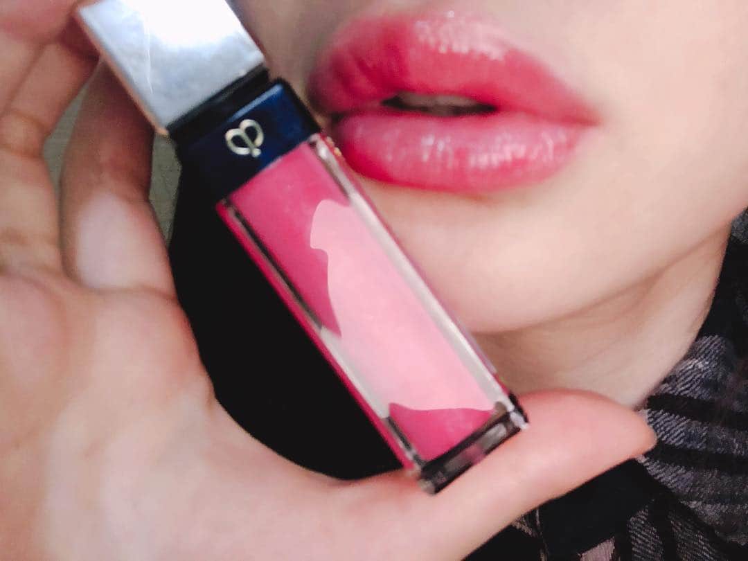 鈴村あいりのインスタグラム：「いただいたグロスを塗ってみました💄💋 とっても可愛い色なので、塗ったら私自身も少しは可愛くなれるんじゃないかとドキドキ… お出かけがいつもより楽しくなりました。本当にありがとうございます(*´꒳`*) そしてやっと、ゆっくり桜を見ることができました🌸 本当に綺麗で感動してしまいました… 花粉症はつらいけれど、それでもお外に行ってよかったと言える一日でした。 #💄 #💋 #🌸 #桜 #お花見」