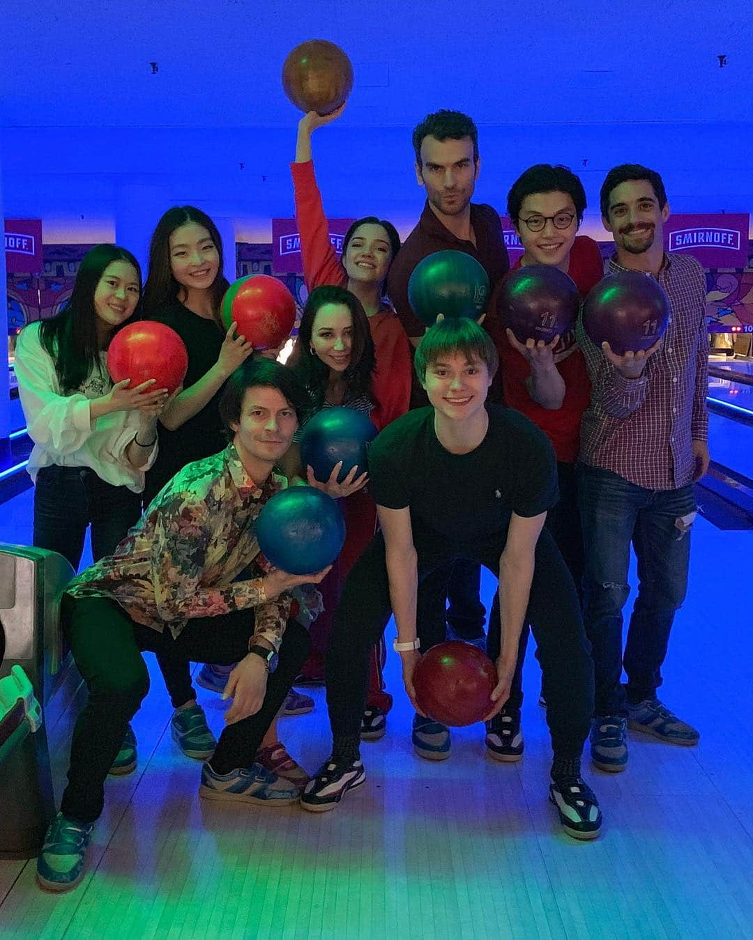 アレックス・シブタニさんのインスタグラム写真 - (アレックス・シブタニInstagram)「😁🎳 🔁 @maiashibutani This bowling team made it to Kanazawa. Ready for show 7 tonight!!!」4月5日 21時27分 - shibsibs