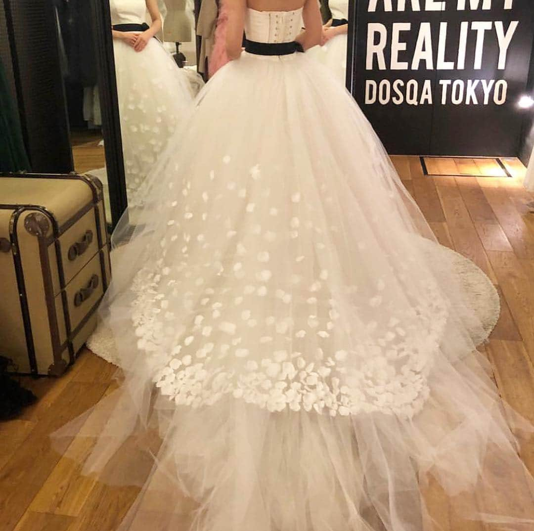 プレ花嫁の結婚式準備アプリ♡ -ウェディングニュースさんのインスタグラム写真 - (プレ花嫁の結婚式準備アプリ♡ -ウェディングニュースInstagram)「大人気ドレスの新作カラーが可愛すぎる♡dosqa tokyoのドレス3選👗フォト7枚💕 * * * こちらのお写真は #2019秋婚 のプレ花嫁 @w___d_0929kk さんからリグラムさせていただきました🌟 #ウェディングニュース のタグにお写真を投稿してくださり、ありがとうございました😊✨ * * * * * 花嫁さんに大人気💕 @dosqatokyo の #ドレス 👗 * 🌼1着目 幻のドレスと言われるフラワードレスのホワイトバージョン💓贅沢にたっぷりと敷きつめられたホワイトのお花がとっても可愛いですよね😍 * お花のグリーンの部分が差し色になっているのも素敵です💓リボンはホワイトとブラックの2色で選ぶ色によって雰囲気が違うのもいいですね🌼💕 * * 🌼2着目 多くの花嫁さんが憧れるフラワードレス🌼アンティークカラーのお花💕ビスチェのグレー💕ブラックのリボン💕どこに注目しても可愛いが詰まったドレスです😊 * * 🌼3着目 ボリューミーなチュールに花びらがあしらわれたホワイトドレス💕ウエスト下からチュールが広がるのでスタイル良く見えますしブラックリボンを付けるとさらにスタイルアップしていますね💕デザイナーの三浦さんdosqaの中で一番気に入ってるドレスでもあるんだとか💓 * * どのドレスも可愛いので、ぜひスワイプ👉🏻してチェックしてみてくださいね✨ * * * * ＼📷投稿お待ちしています／ * 花嫁はもちろん、業者さんも大歓迎✨ アナタのお写真をご紹介してもOKという方は、ぜひ #ウェディングニュース にお写真を投稿してください💕 * * ⬇︎関連アカウント⬇︎ * 💒式場検索 【 @weddingnews_concierge 】 👰マイレポ花嫁 【 @weddingnews_brides 】 * * その他、編集部からの連絡専用 @weddingnews_contact や、スタッフ個人の連絡用として @WN_xxxx（xxxは個人名）があります💕 * ………………………………………… ❤️WeddingNewsとは？ * * 花嫁のリアルな”声”から生まれた 花嫁支持率No1✨スマホアプリです📱💕 * * 🌸知りたい… #結婚式準備 に役立つ記事を毎日150件配信中♩ * 🌸見たい… インスタの #ウェディング 系投稿TOP100が毎日チェックできる＊IG画像の複数ワード検索も可♩ * 🌸叶えたい… #結婚式 関連の予約サイトが大集合♩ * 🌸伝えたい… 自分の結婚式レポ『マイレポ』が簡単に作れる♩先輩花嫁のレポが読める♩ * * @weddingnews_editor のURLからDLしてね✨ * * * #プレ花嫁 #結婚  #花嫁  #ウエディング #ウェディングドレス #カラードレス #おしゃれさんと繋がりたい #ドレス迷子 #ドレス選び #ドレス試着 #ワンピース #披露宴 #お色直し #アンティーク #大人婚 #プリンセス #2020春婚 #春コーデ #花のある暮らし #ウエディングドレス #weddingdress #dosqatokyo」4月5日 21時27分 - weddingnews_editor