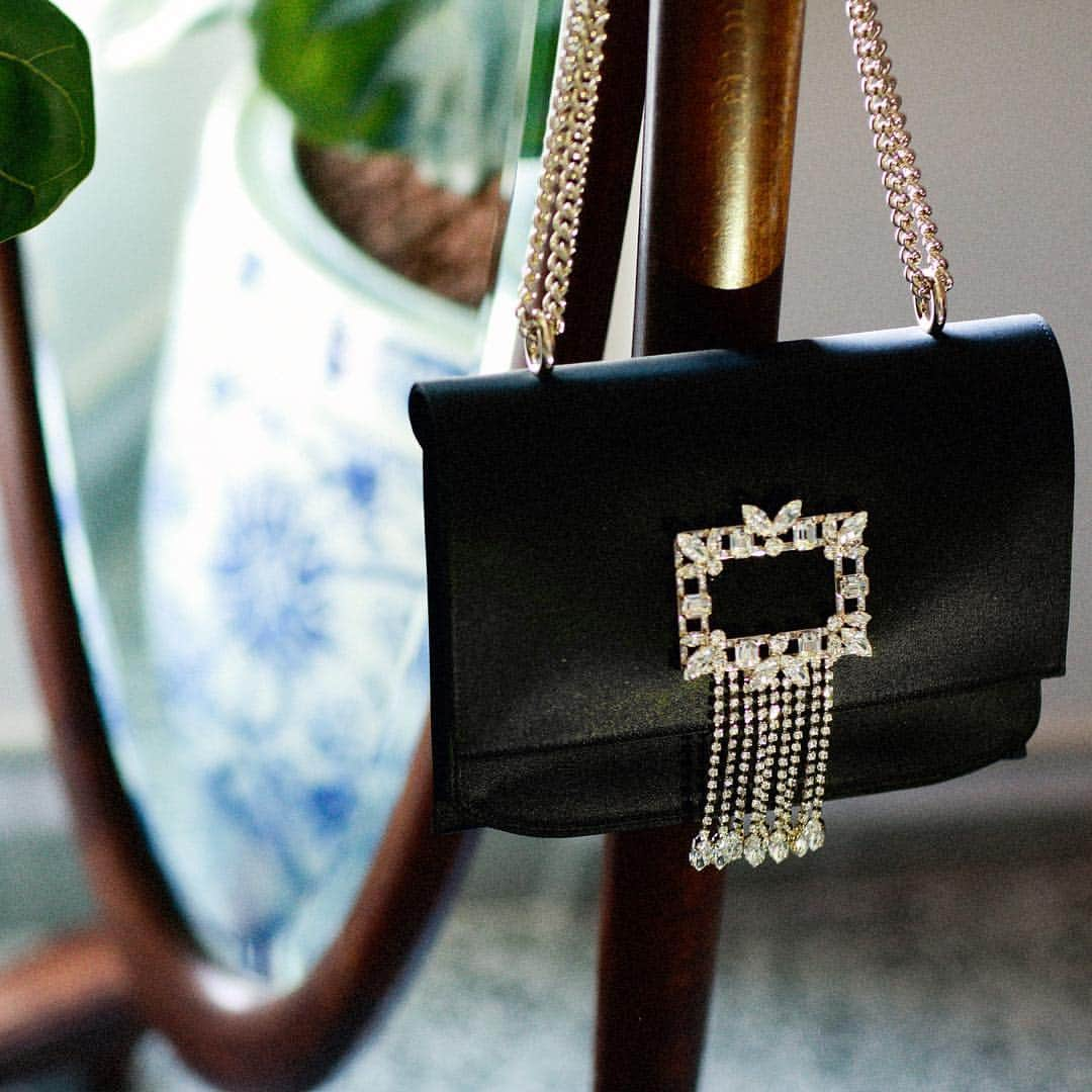 ロジェ・ヴィヴィエさんのインスタグラム写真 - (ロジェ・ヴィヴィエInstagram)「Inspired by the gardens of the Château de Versailles, the Club Chain #BrocheVivier evening bag features the same intricate detailing on the bejeweled buckle and the precious crystals that cascade down the front.  Discover the collection through link in bio.」4月5日 21時27分 - rogervivier