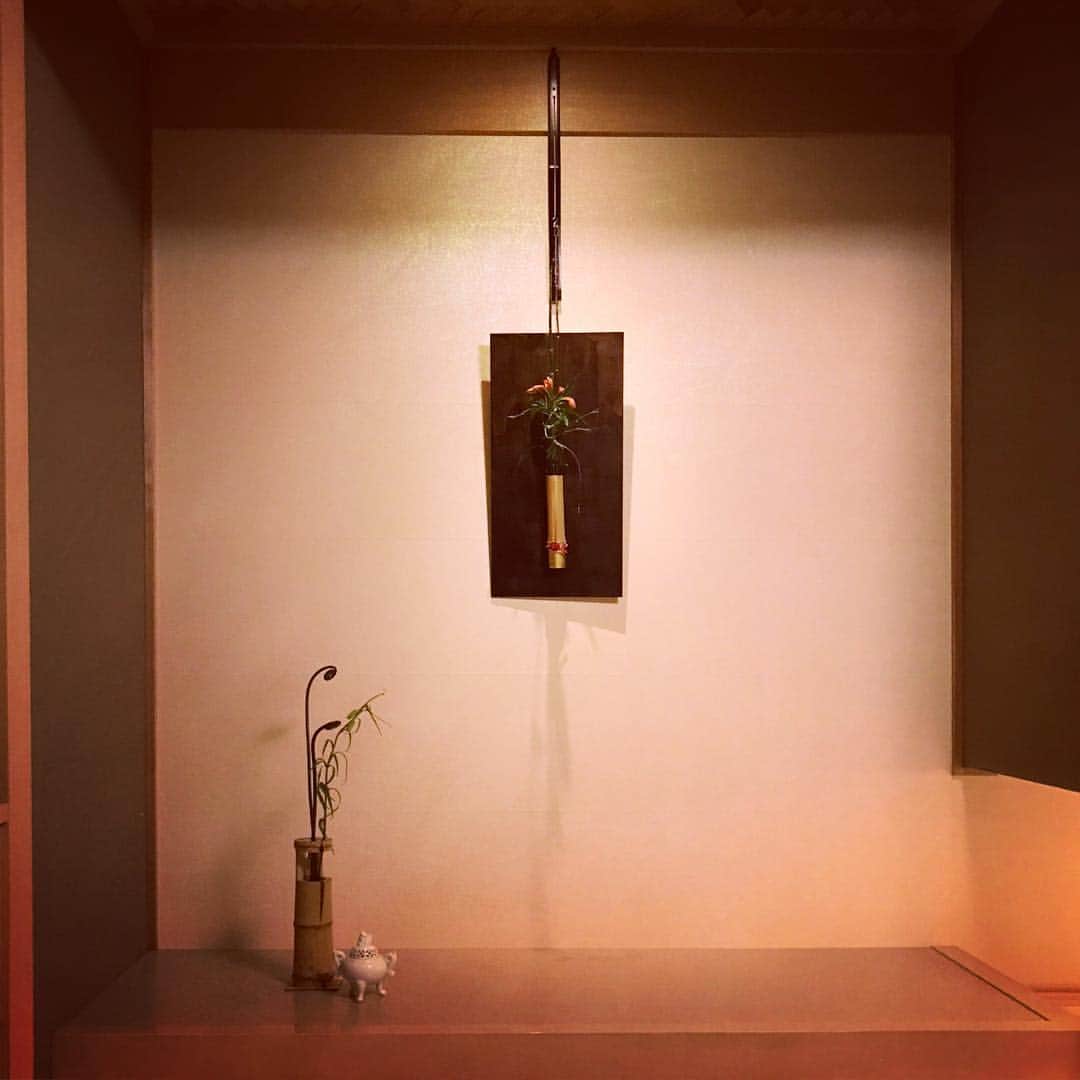 デザオ建設北野展示場さんのインスタグラム写真 - (デザオ建設北野展示場Instagram)「#花と竹細工のある暮らし展 設営完了しました。 #谷川花店 さんの  お見立てブーケを力強い #長岡銘竹 の真下さんの作品や、繊細な #花ごころ  小倉さんの作品に入れて、とこしえのあちらこちらに散りばめました。意外性にあふれた竹の造形と一緒に春の花を楽しんでいただける展示となっております。 まずは床の間。一輪挿しの床飾りに形の面白いゼンマイもあしらいました。 #aeru #北野白梅町 #初めての春 #つなぐモデルハウスとこしえ  #デザオ建設北野展示場  #デザオ建設 #DEZAO  #DsLABO #京都 #リノベーション #リフォーム  #リノベ #注文住宅  #家 #住宅 #建築 #暮らし #マイホーム#インテリア #デザイン #家づくり #木の家#和風モダン #上七軒」4月5日 21時29分 - dezao_kitano2018