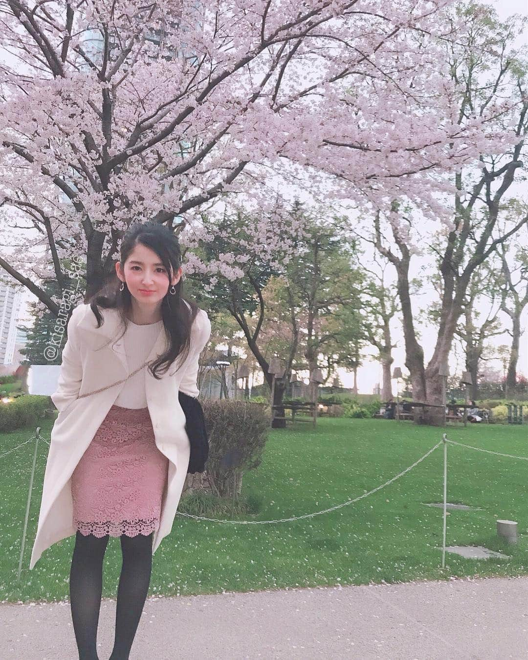 如月さえさんのインスタグラム写真 - (如月さえInstagram)「* * 桜見れて にこにこ🌸 * #画質の悪さ #japanesegirl #asiangirl #selcaday #selfiestagram #photo_jpn #bestphoto_japan #photostagram #时装 #自撮り #自撮りおばさん #黒髪女子 #黒髪ロング #六本木ヒルズ  #お花見 #패션스타그램 #오오티디 #카페스타그램 #雌雄眼 #cherryblossom #roppongi」4月5日 21時31分 - kisaragi_sae