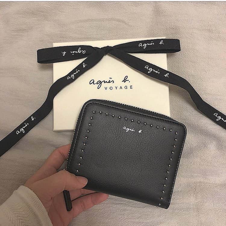 のインスタグラム：「#ミニ財布 持ち歩きやすさもかわいさもピカイチ✨  新しい季節だからこそゲットしたい「ミニ財布」のご紹介👛  こちらは「agnes b.」のミニ財布。  ブラックのシックなカラーが大人っぽくて素敵です♡  あなたも、とっておきのお気に入りミニ財布を見つけてみてはいかがでしょう？  photo by @amiiroha25  Sucle のBASEにて、Sucleオリジナル巾着ポーチを販売中✨  プロフィールのURLかストーリーズのURLからジャンプできるので、ぜひチェックしてみてください👀  @sucle_ では紹介する写真を募集中👧🏻﻿﻿ ﻿﻿﻿﻿ ﻿﻿﻿﻿﻿﻿﻿﻿﻿﻿﻿﻿ タグ付けやハッシュタグをつけてくれた投稿からもピックアップした写真をリポストしています！﻿﻿﻿﻿﻿﻿﻿﻿﻿﻿﻿﻿﻿ #sucle をつける か このアカウントをタグ付けして投稿してね📸  #財布  #お財布 #折り財布 #くまさん #置き画くら部 #置き画倶楽部 #置き画くらぶ #wallet #インスタ映え #ウォレット#ミニウォレット #ヴィヴィアンウエストウッド #ブランド財布 #持ち物 #whatsinmybag #インスタ映え #シュクレ #おしゃれ #おしゃれさんとつながりたい #フォトジェニック #かわいい #お洒落好きと繋がりたい #置き画倶楽部 #置き画くら部 #写真 #photo #photogenic #おしゃれ好き」